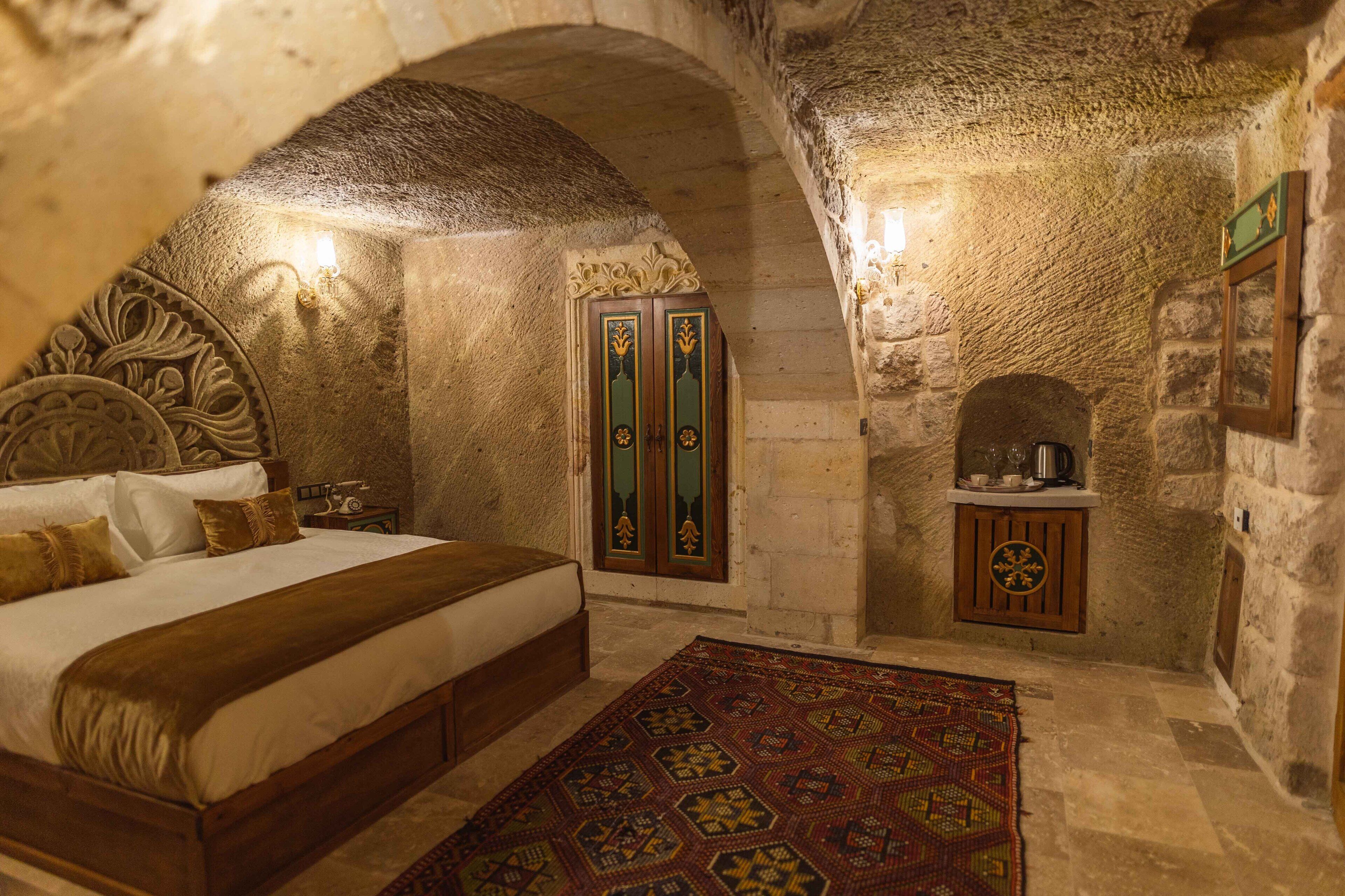 Solo Cave Suites