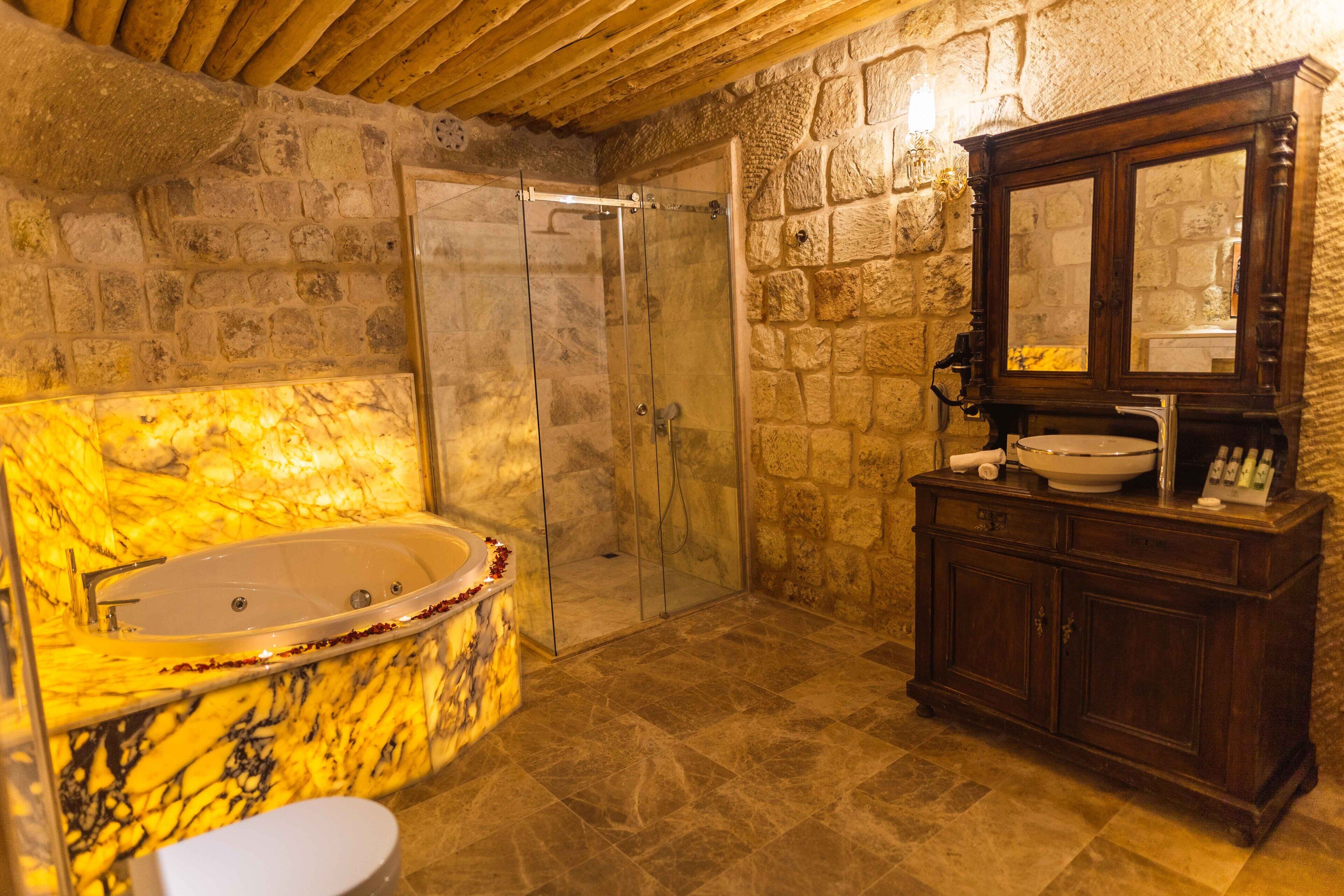Solo Cave Suites