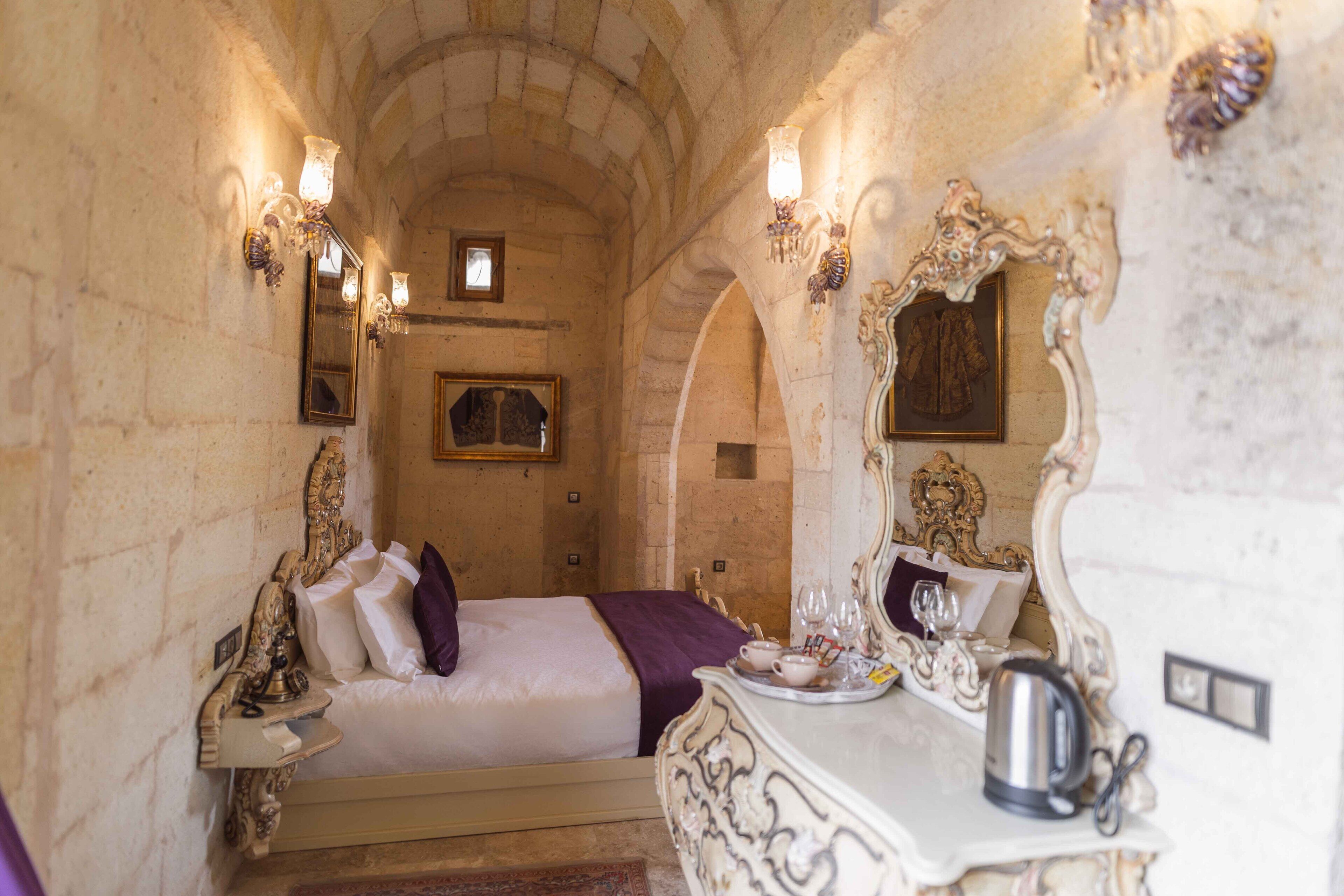 Solo Cave Suites