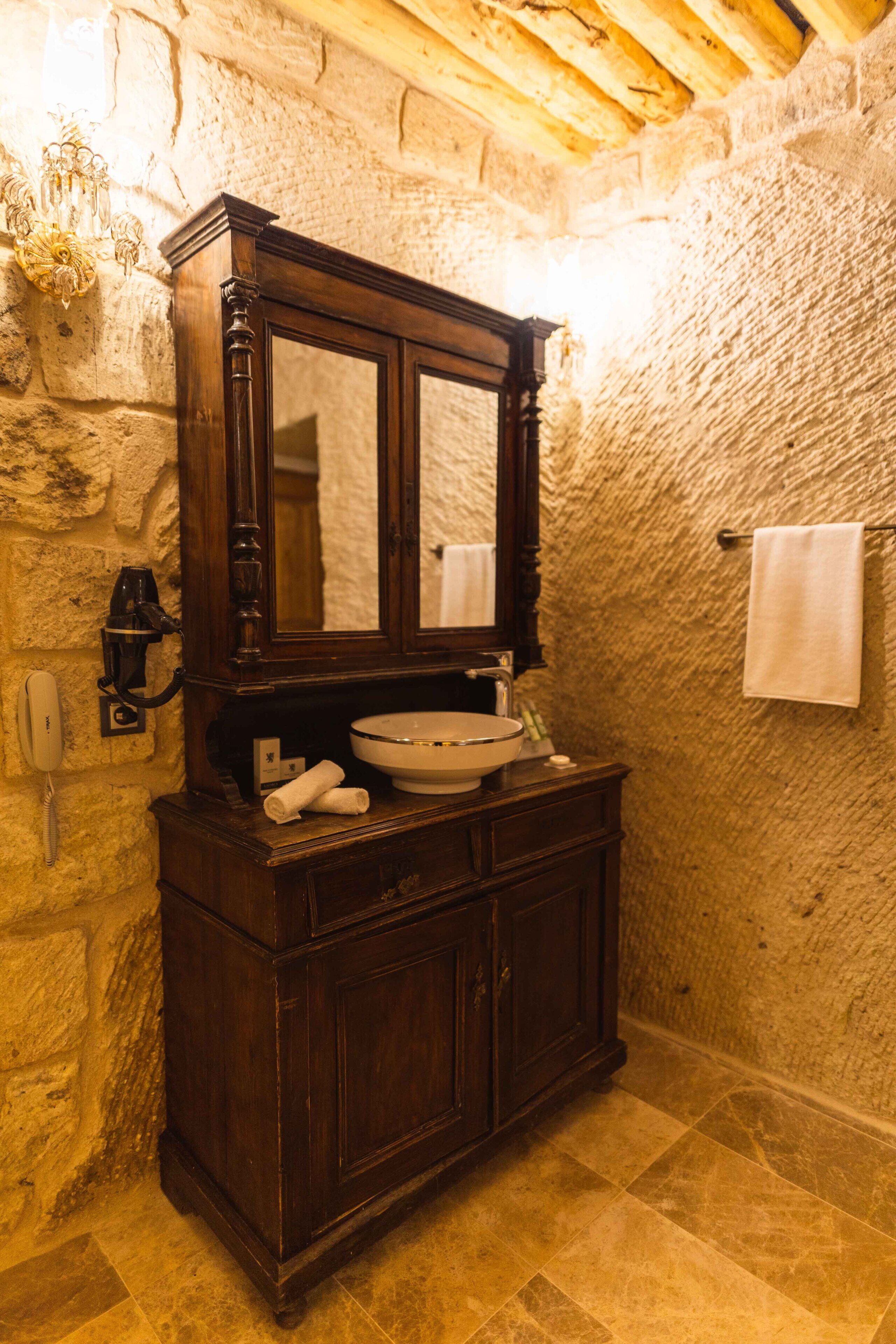 Solo Cave Suites