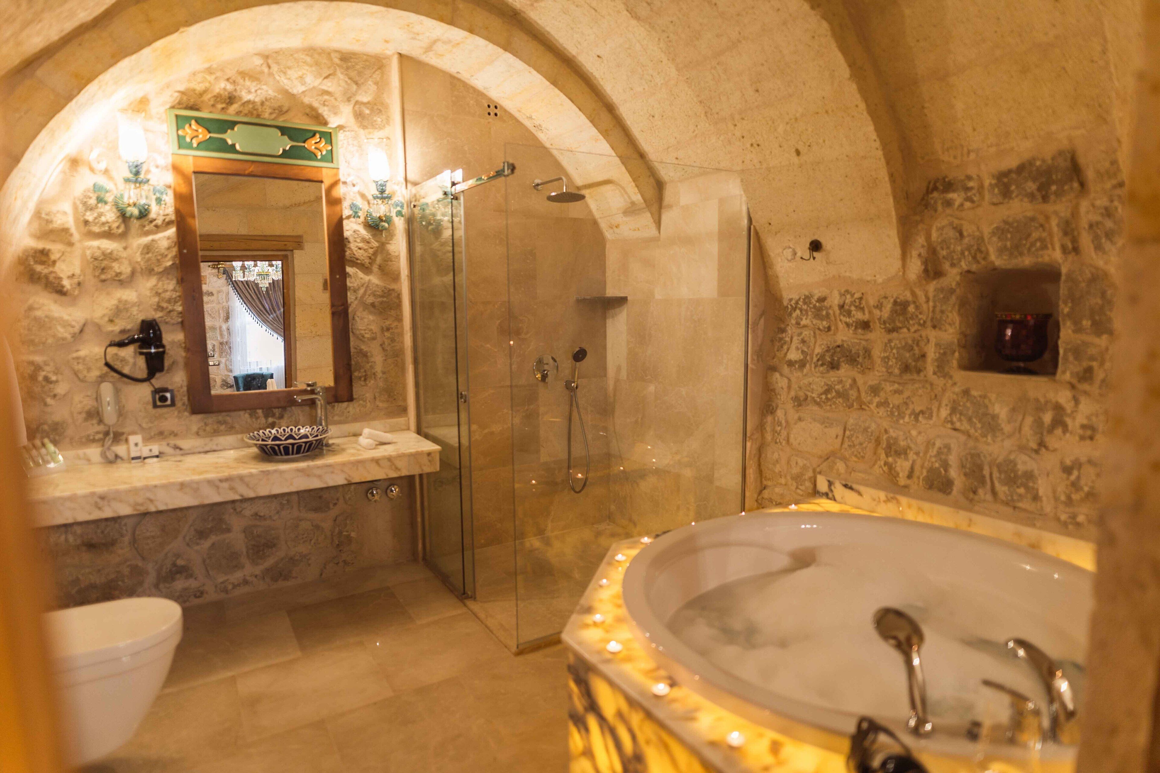 Solo Cave Suites