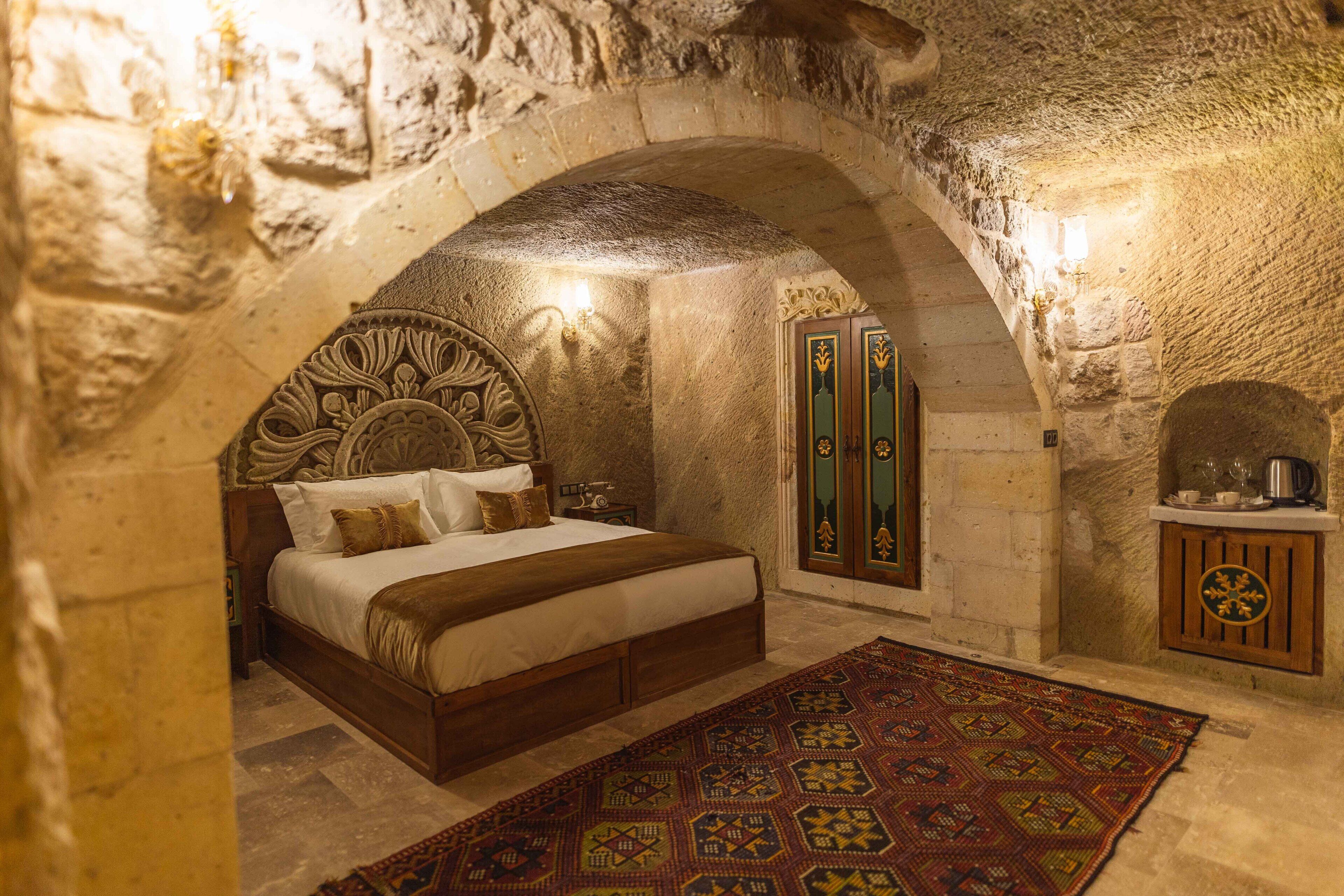 Solo Cave Suites
