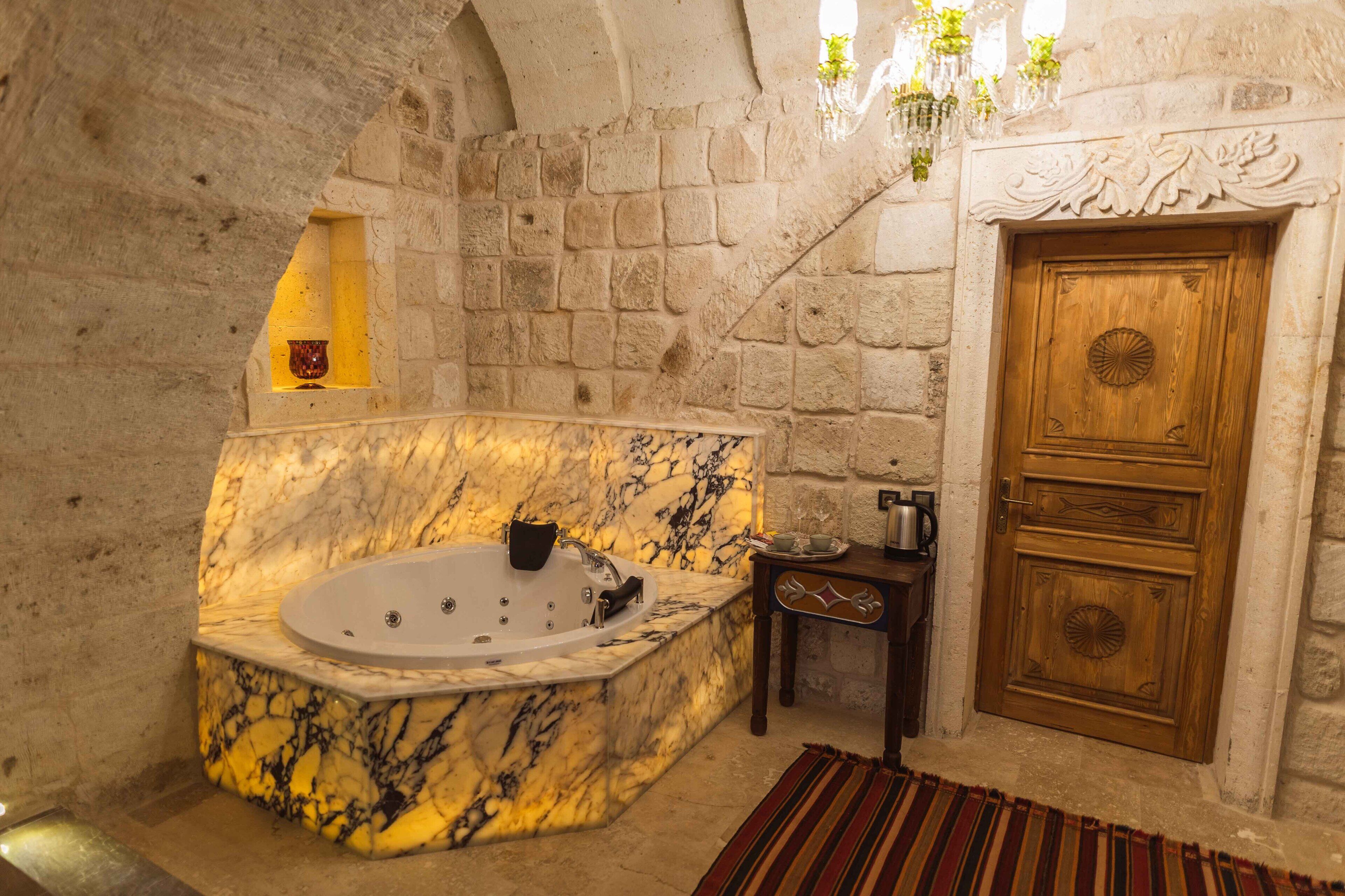 Solo Cave Suites