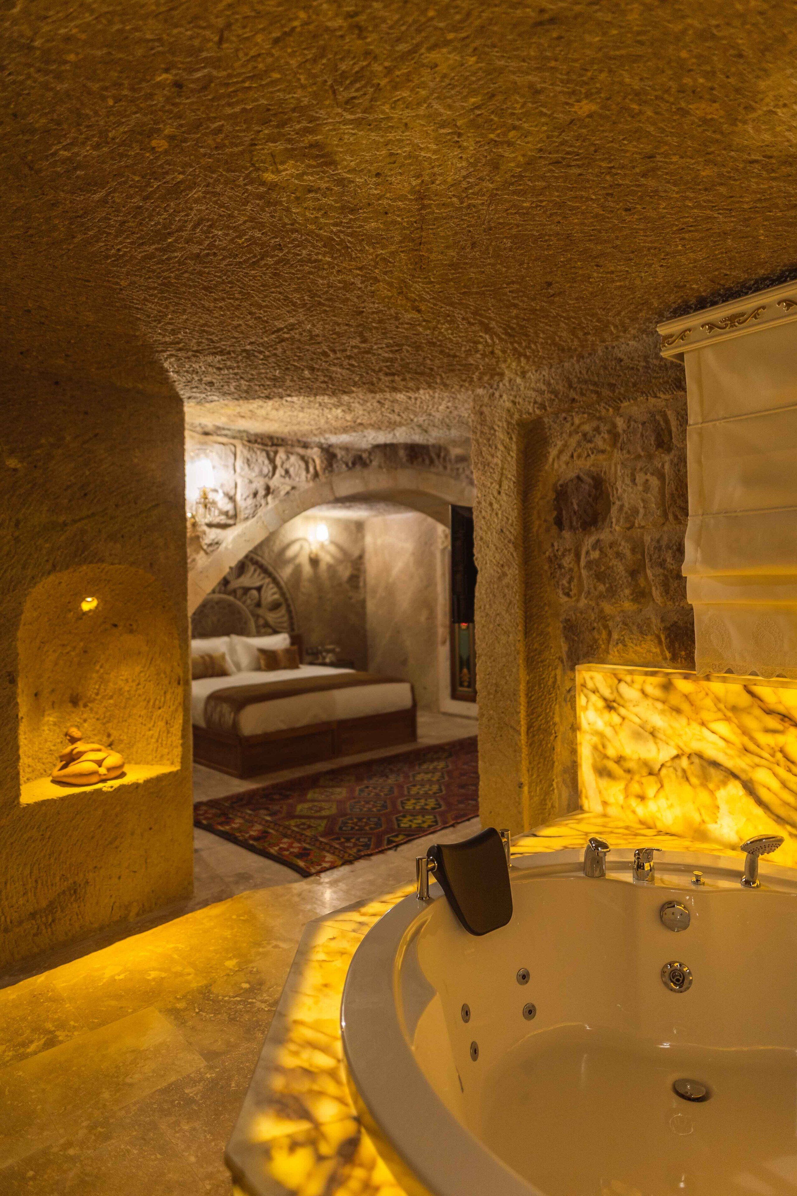 Solo Cave Suites