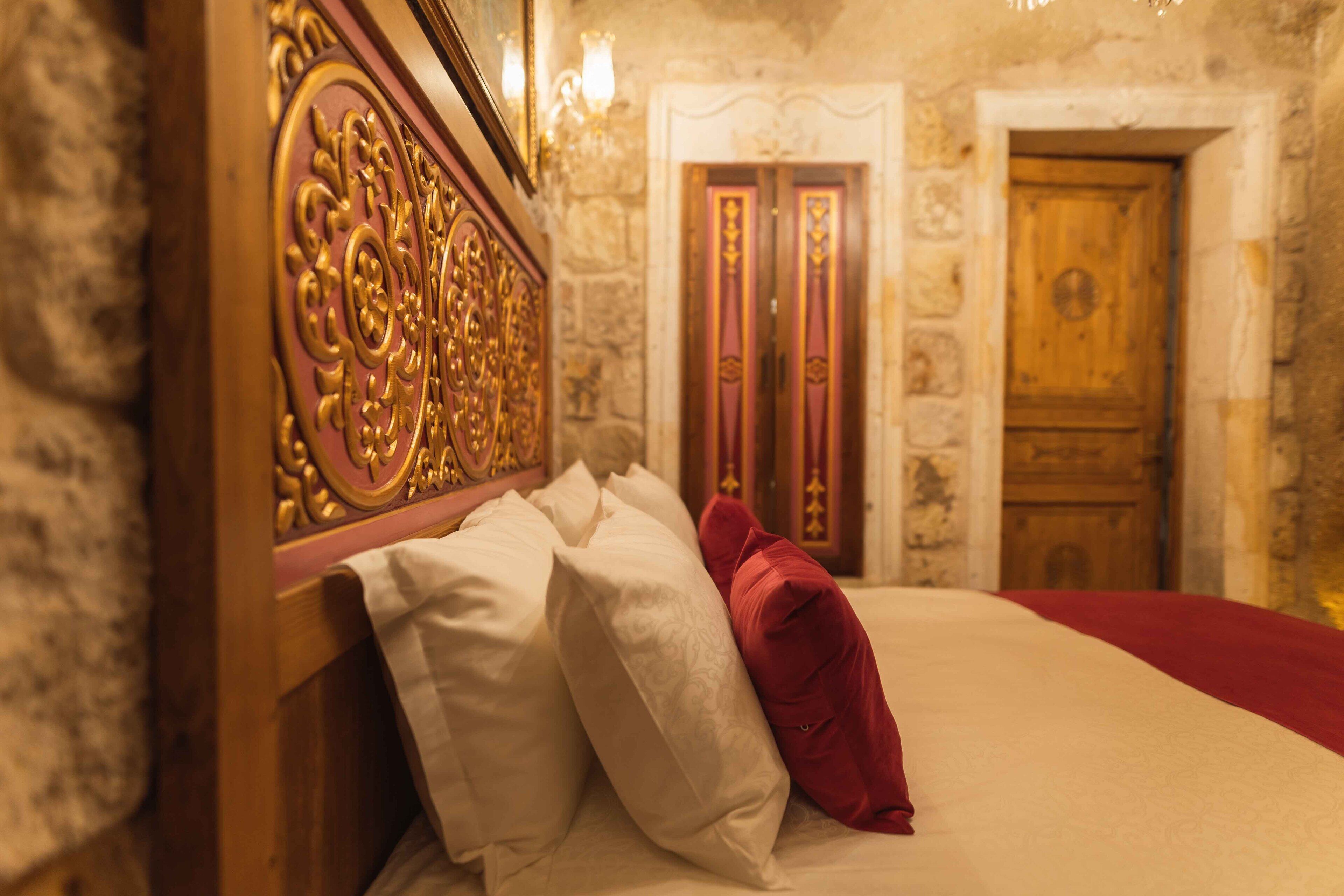 Solo Cave Suites