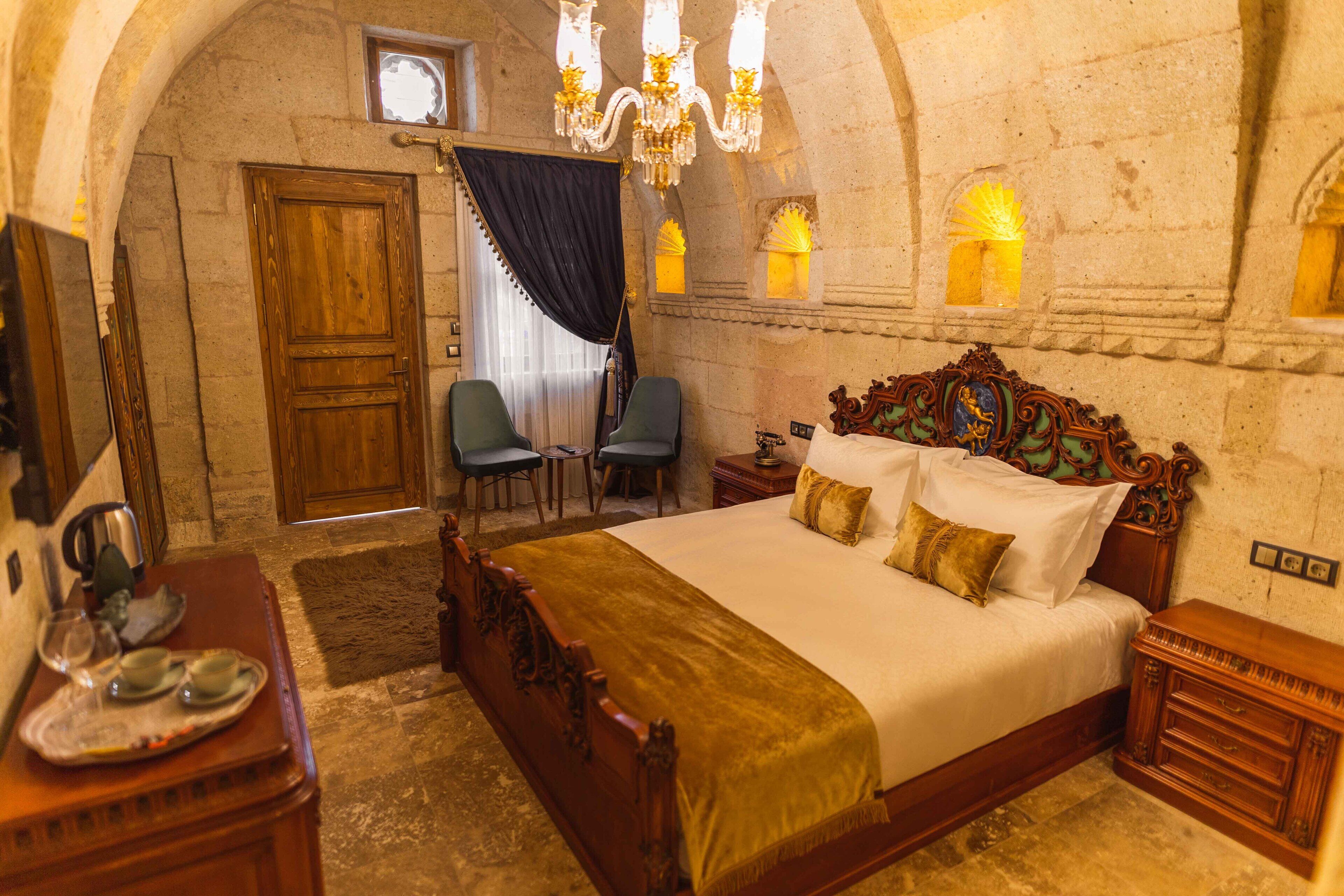 Solo Cave Suites