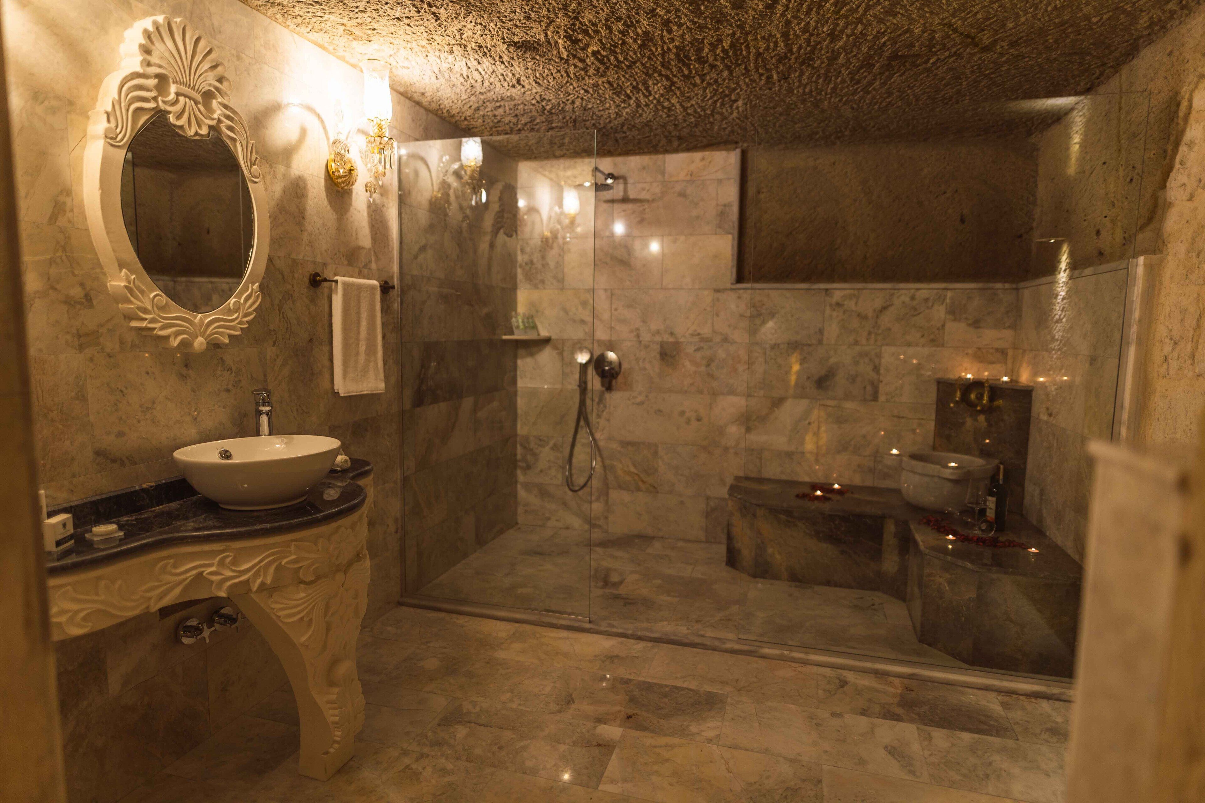 Solo Cave Suites