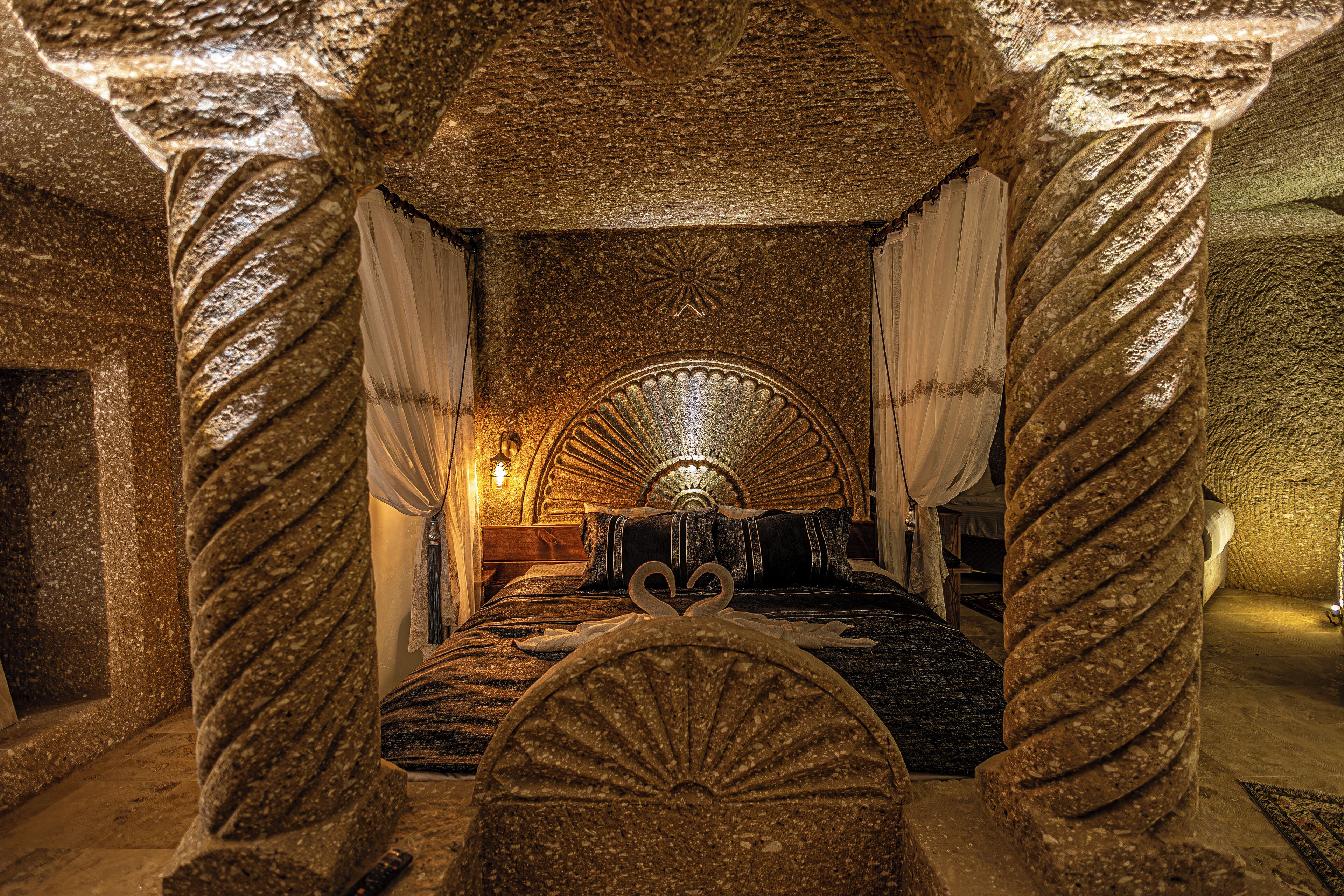 Zümrüt Anka Cave