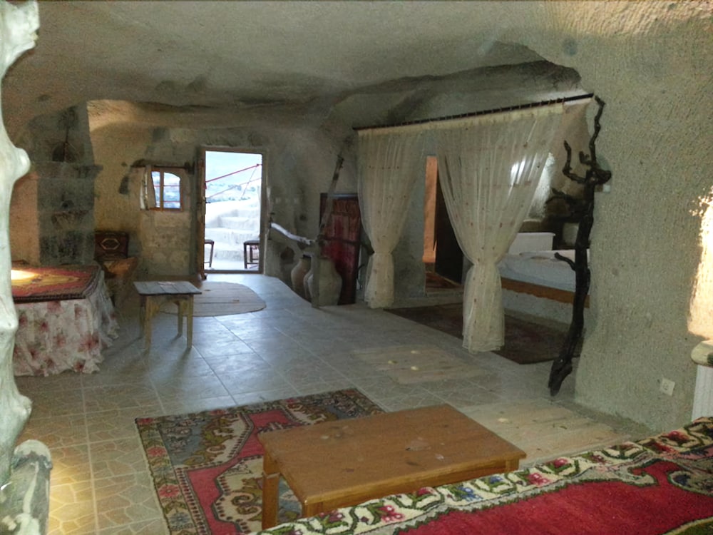 Akkoy Evleri Cave Hotel