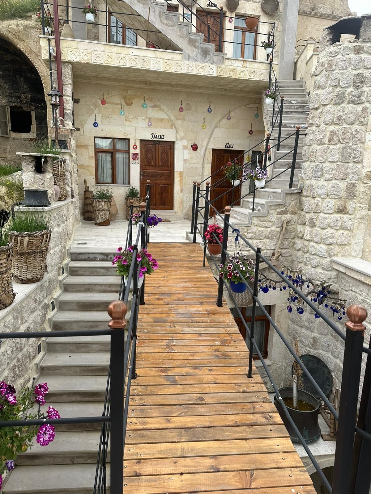 Bayar Cave Suites