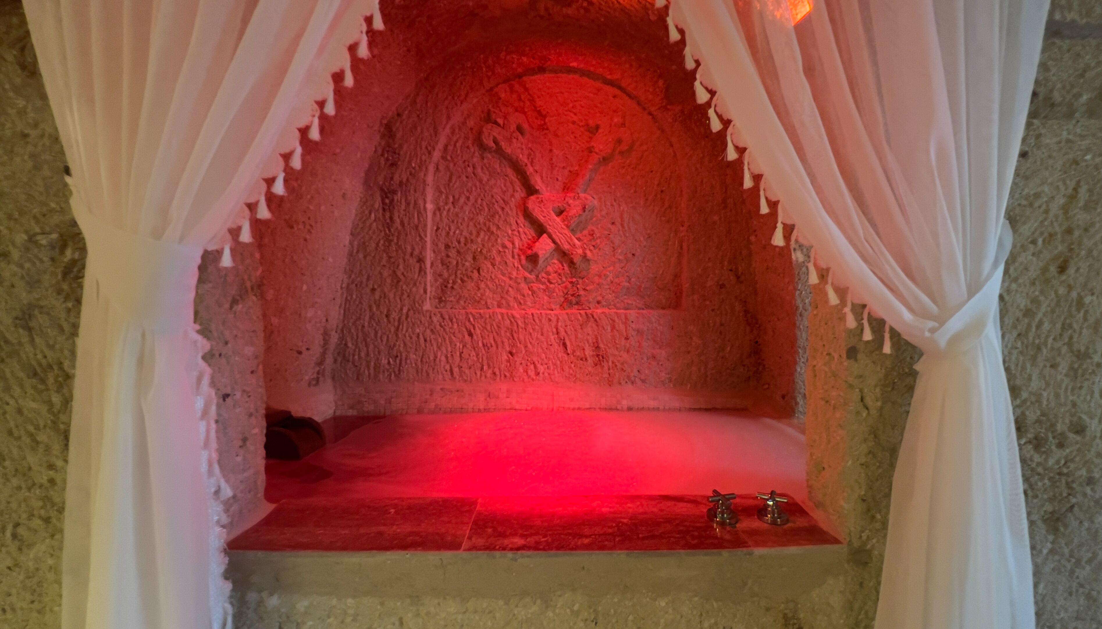 Bayar Cave Suites