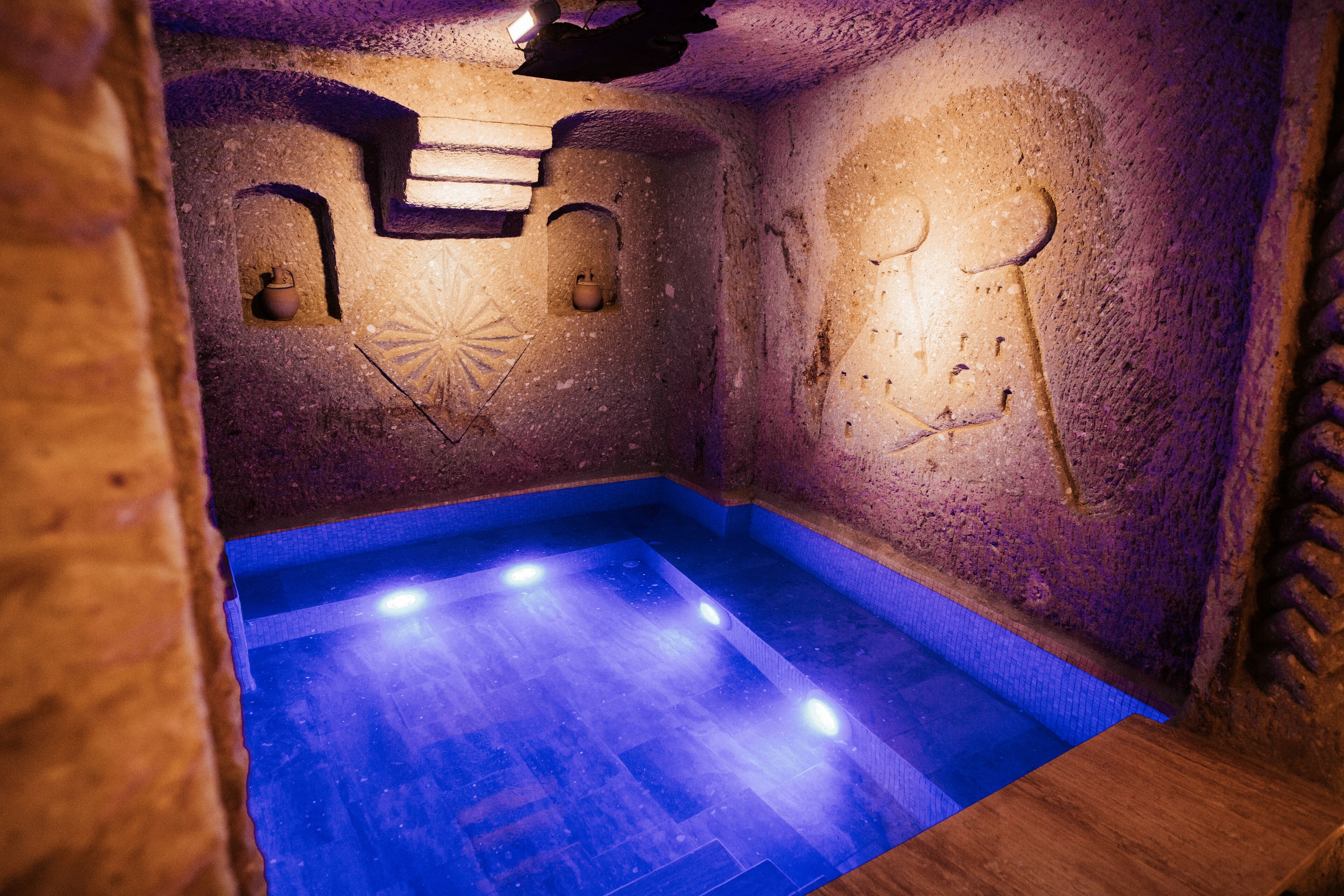 Bayar Cave Suites