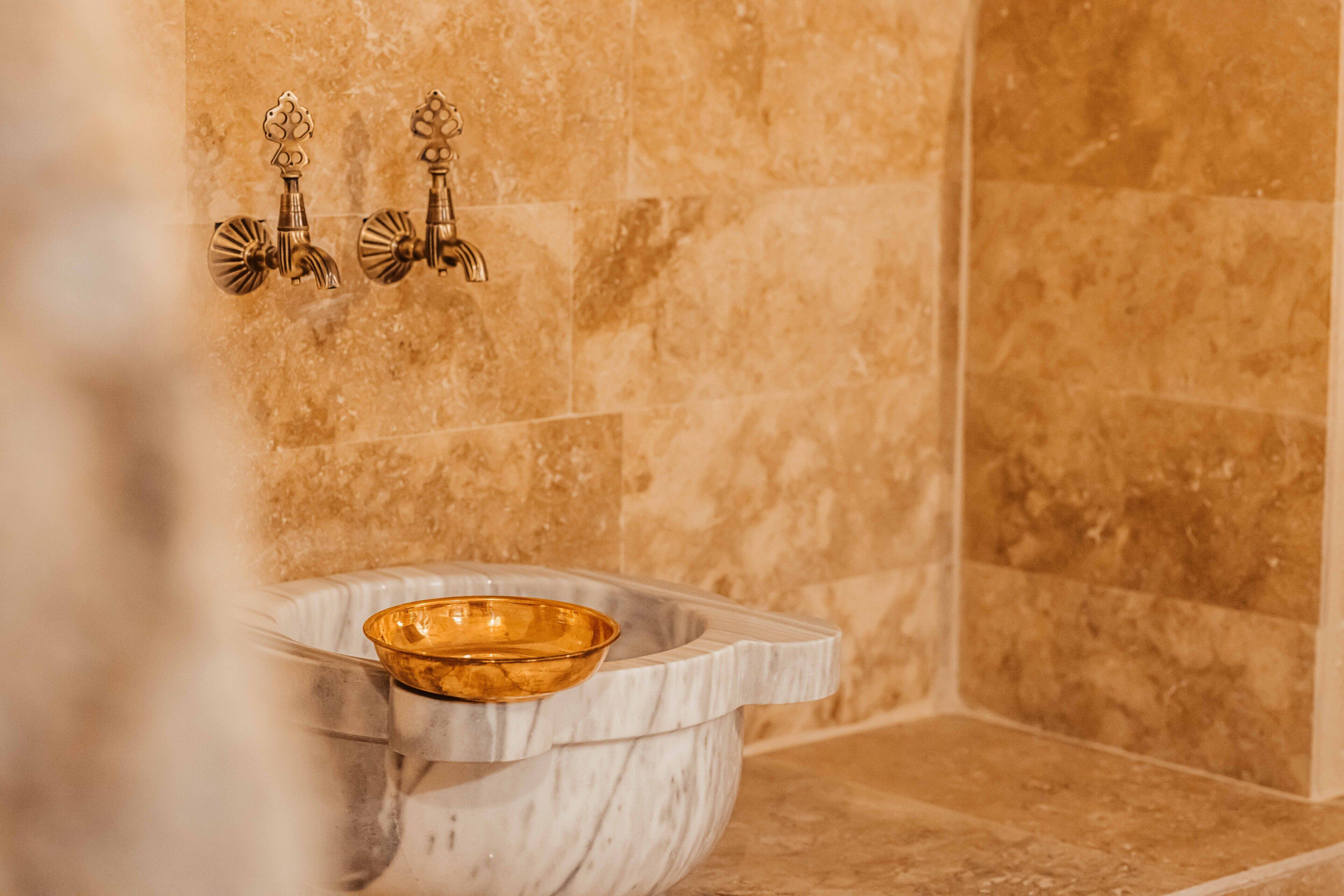 Bayar Cave Suites