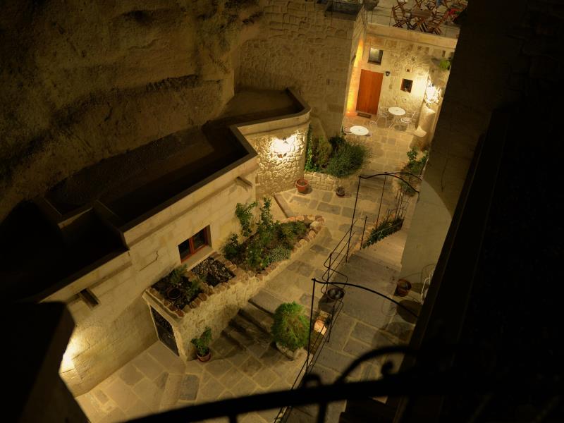 Canyon Cave Hotel