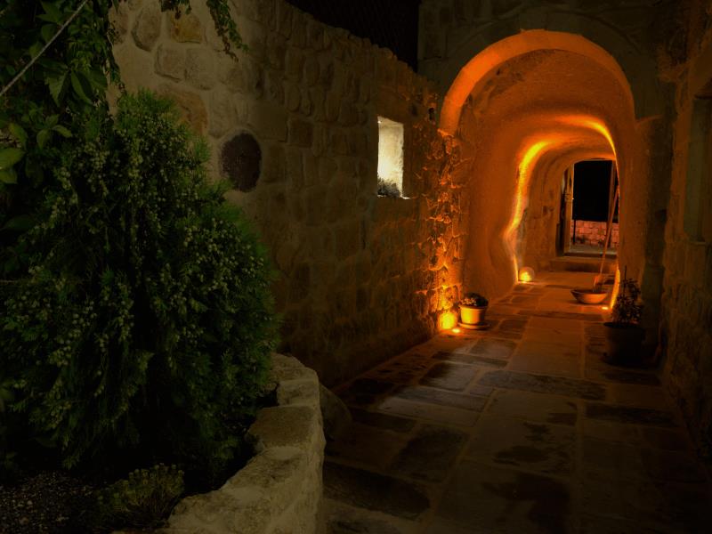 Canyon Cave Hotel
