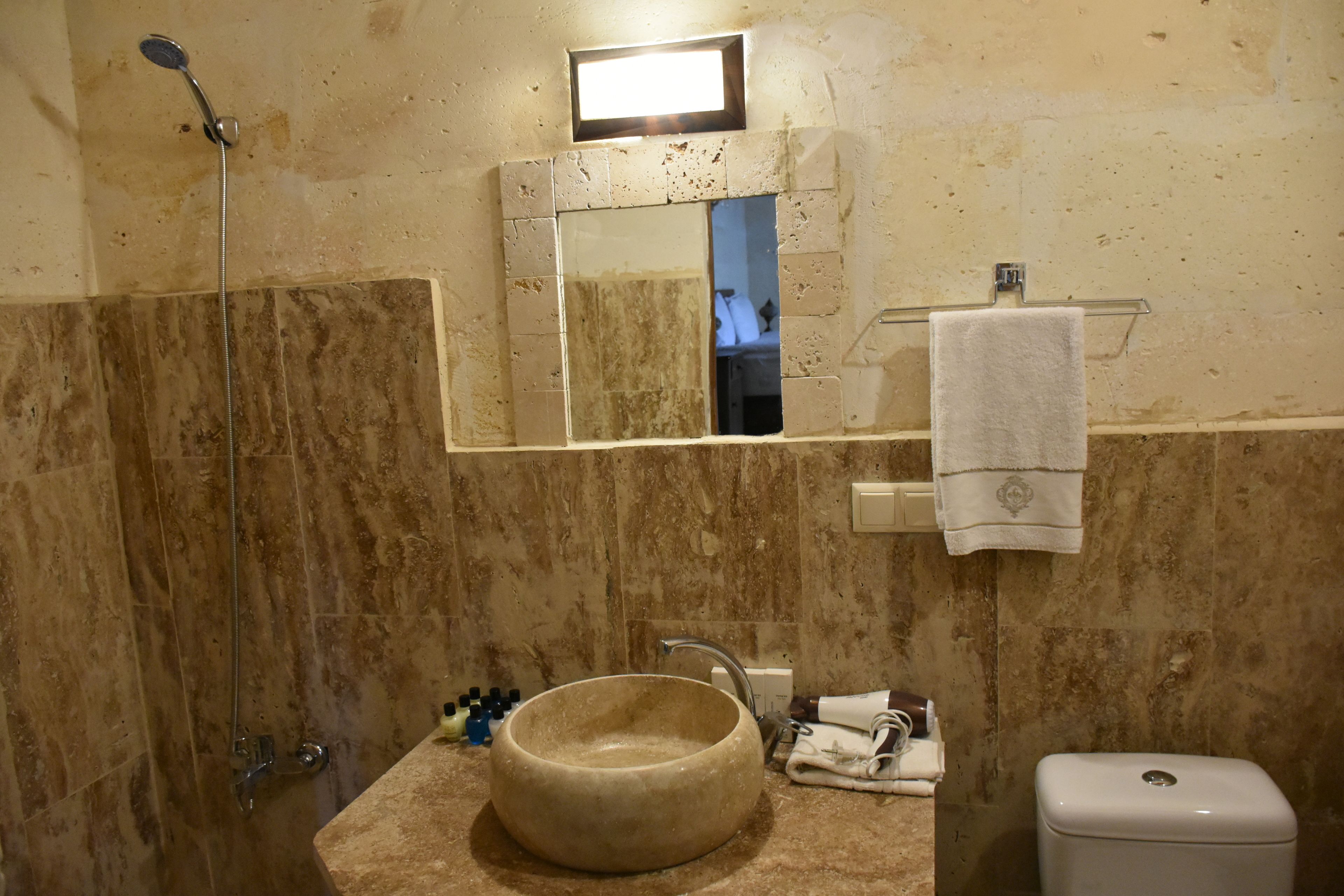 Glamada Cave Suite