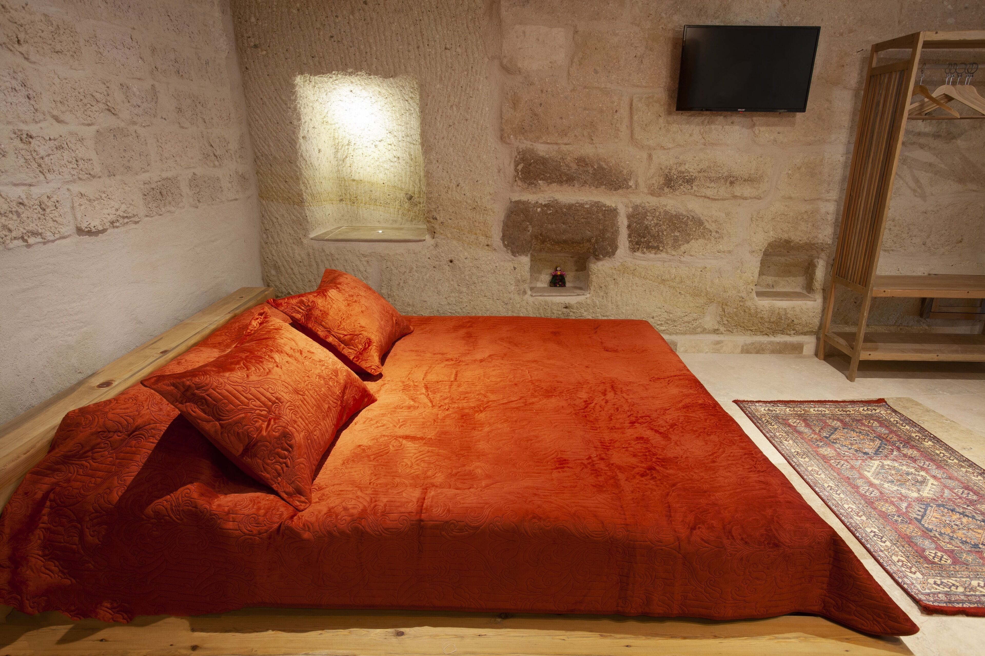 Narcissos Cave Hotel