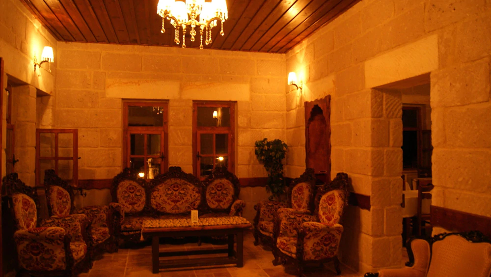 Sinasos Palace Cave