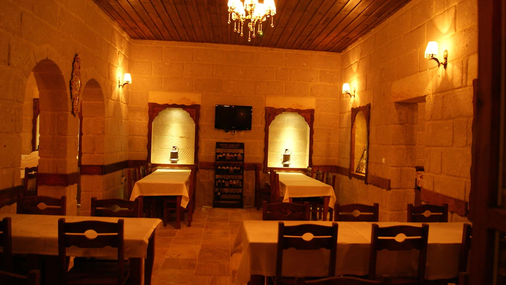 Sinasos Palace Cave