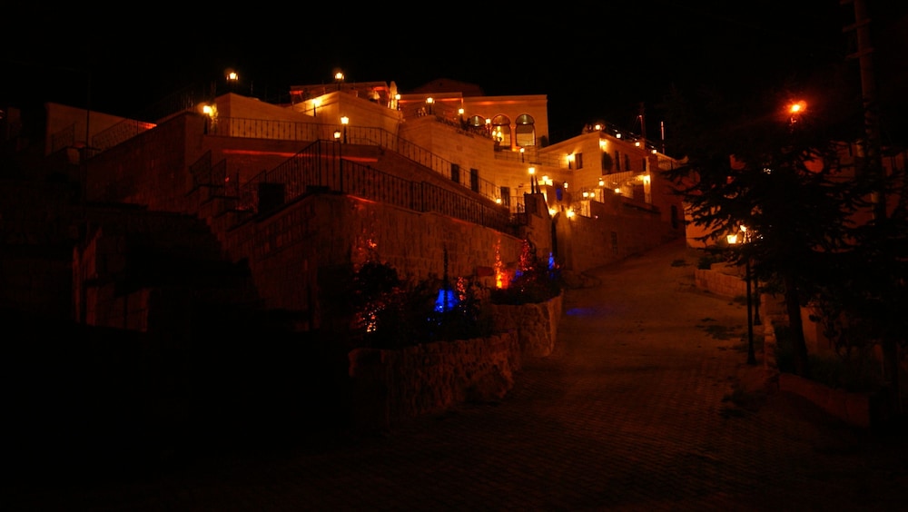 Sinasos Palace Cave