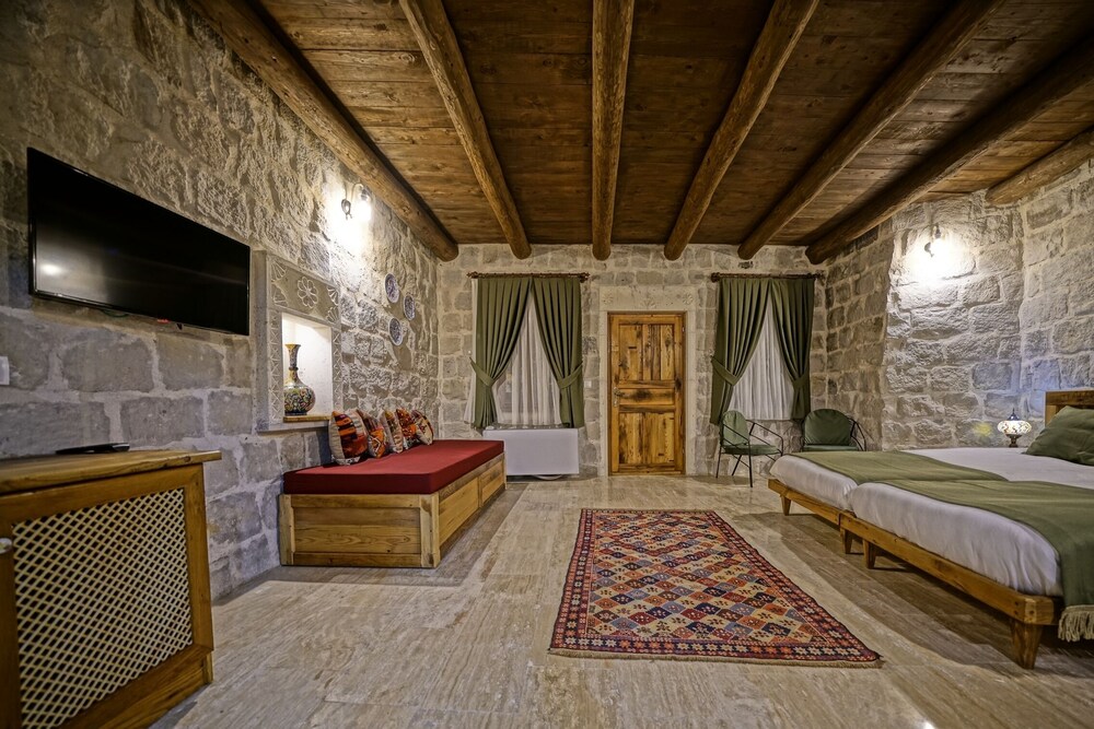 Vigneron Cave Hotel