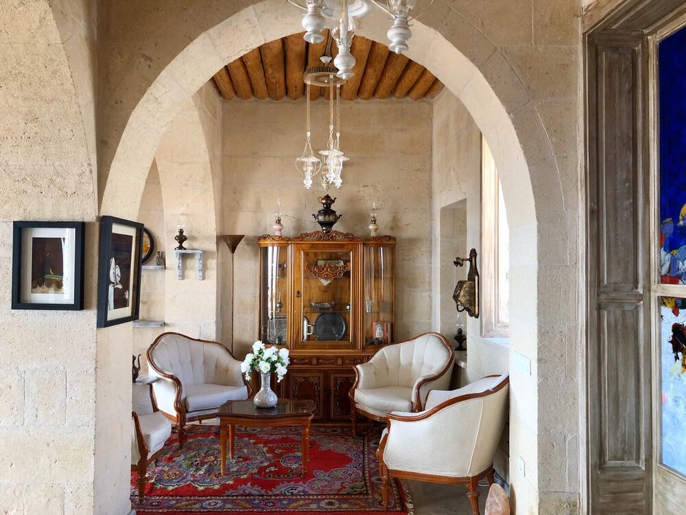 Karlik Cave Suites