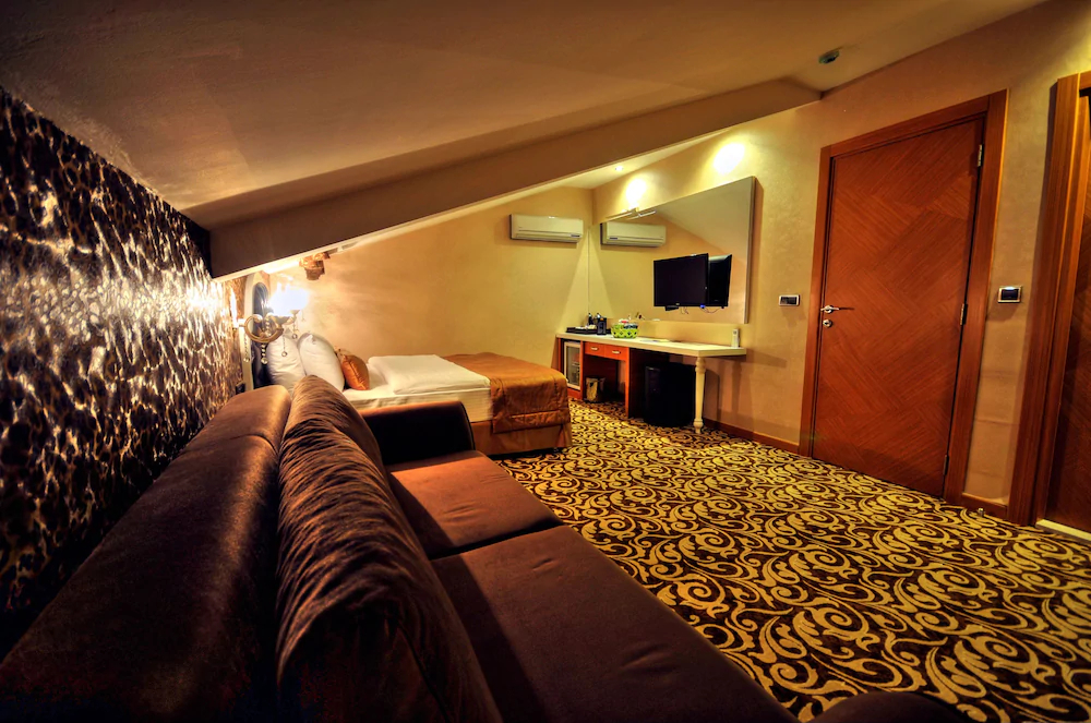 Golden Deluxe Hotel