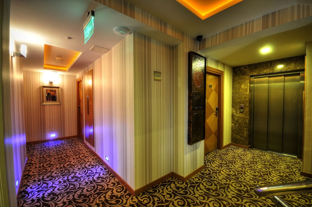 Golden Deluxe Hotel
