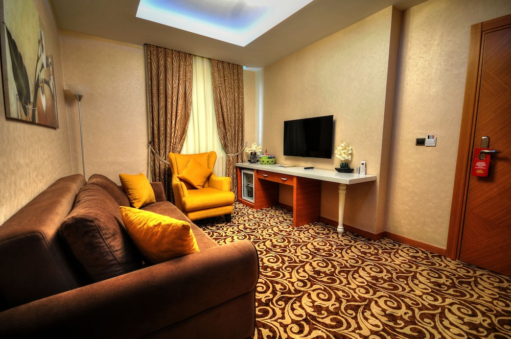 Golden Deluxe Hotel