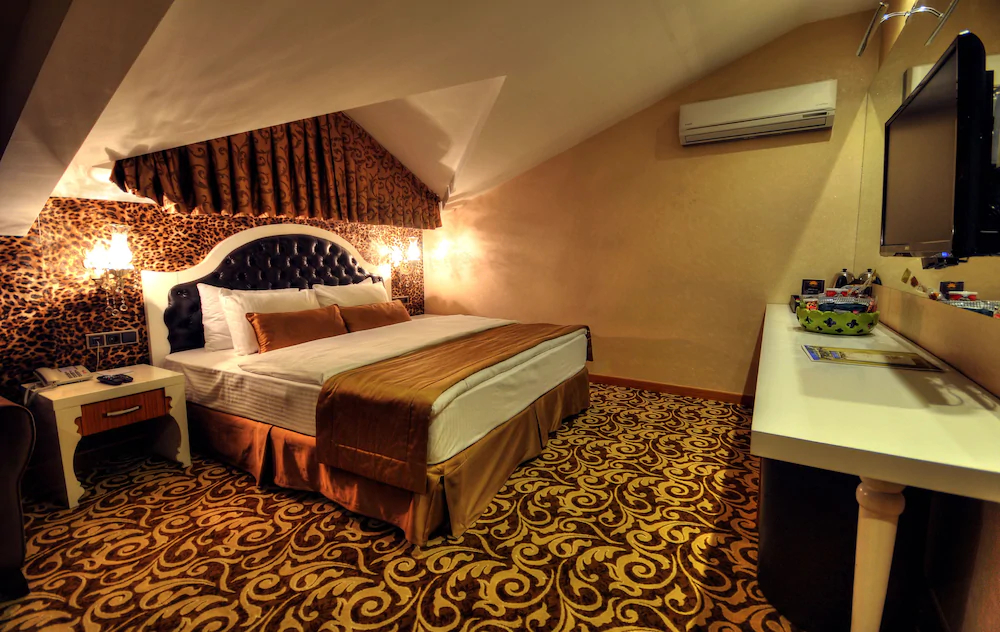 Golden Deluxe Hotel