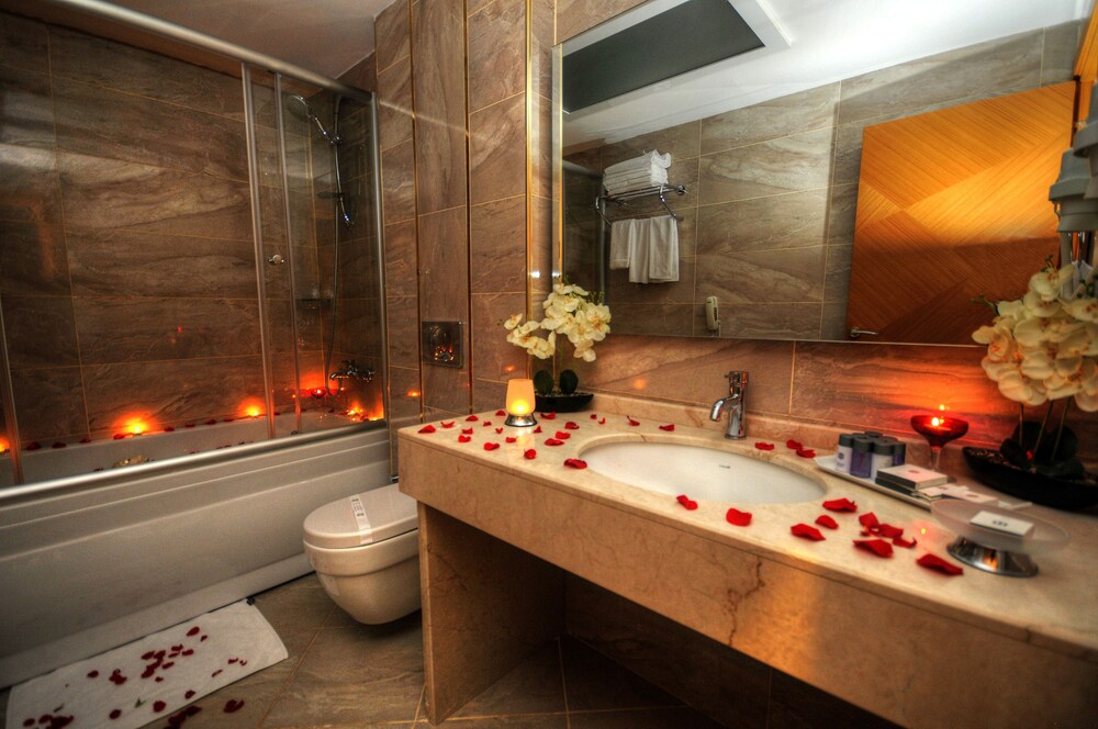 Golden Deluxe Hotel