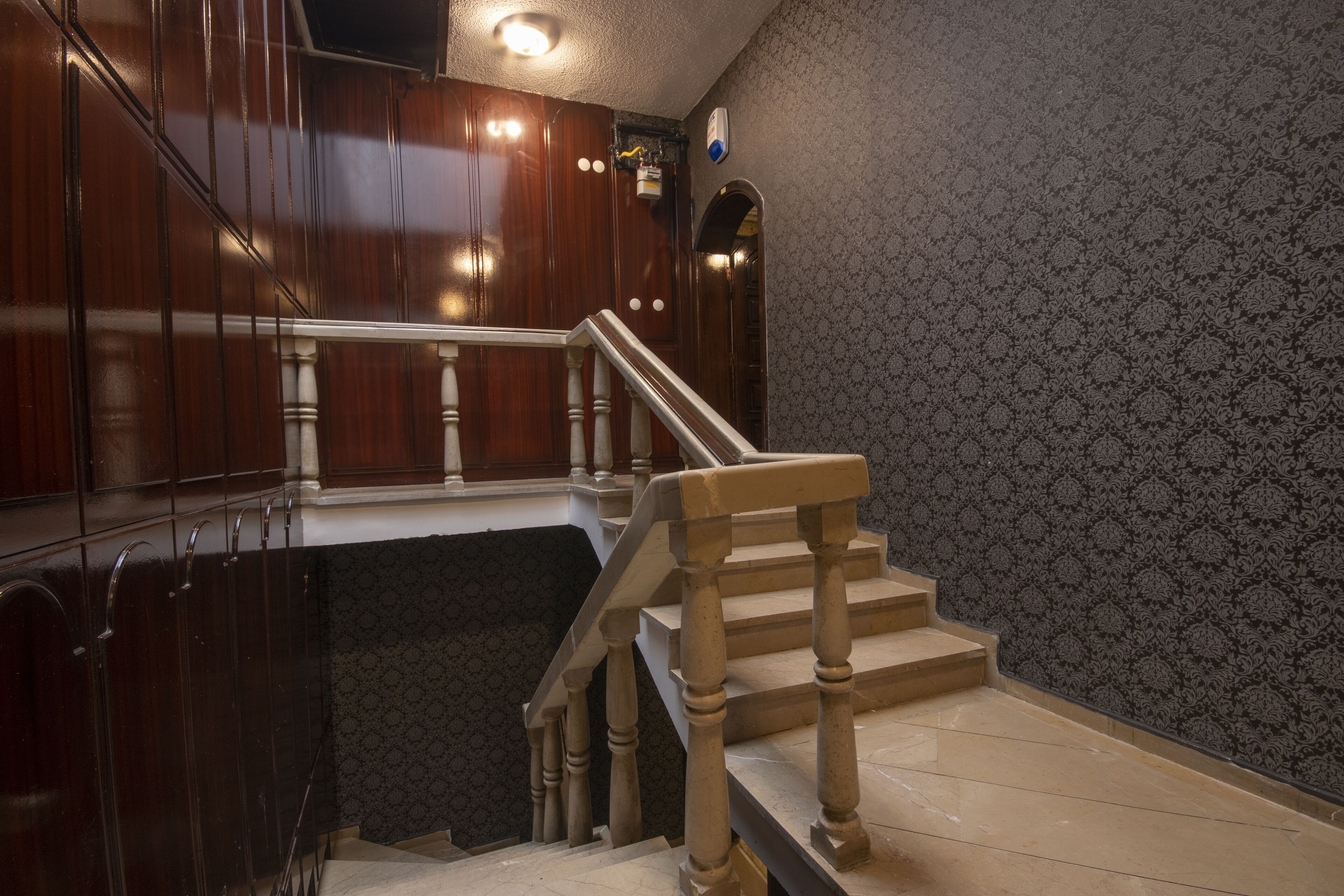 Ares Business Suit Hotel