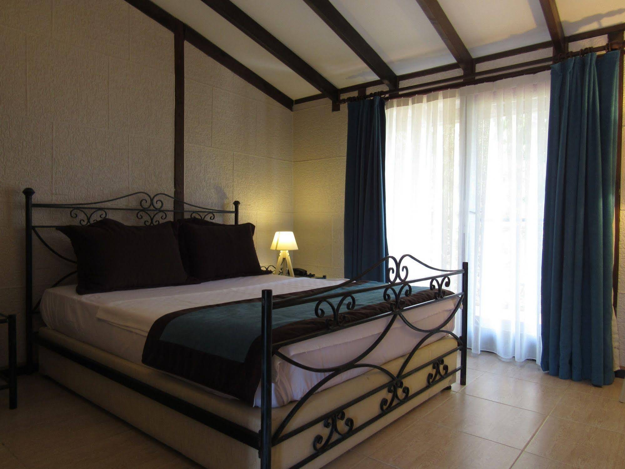 Assos Hunters Hotel
