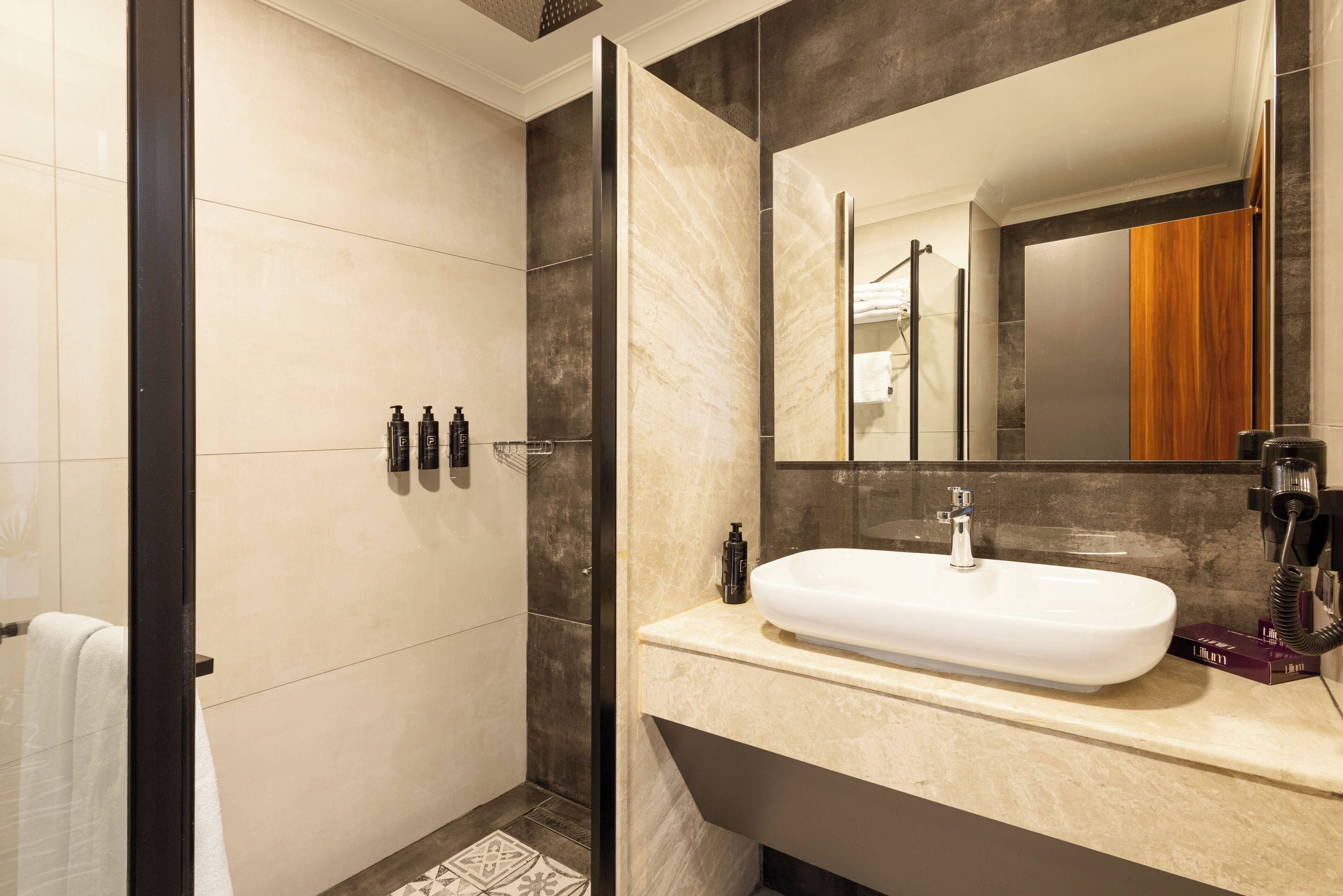 Lilium Hotel & Suites