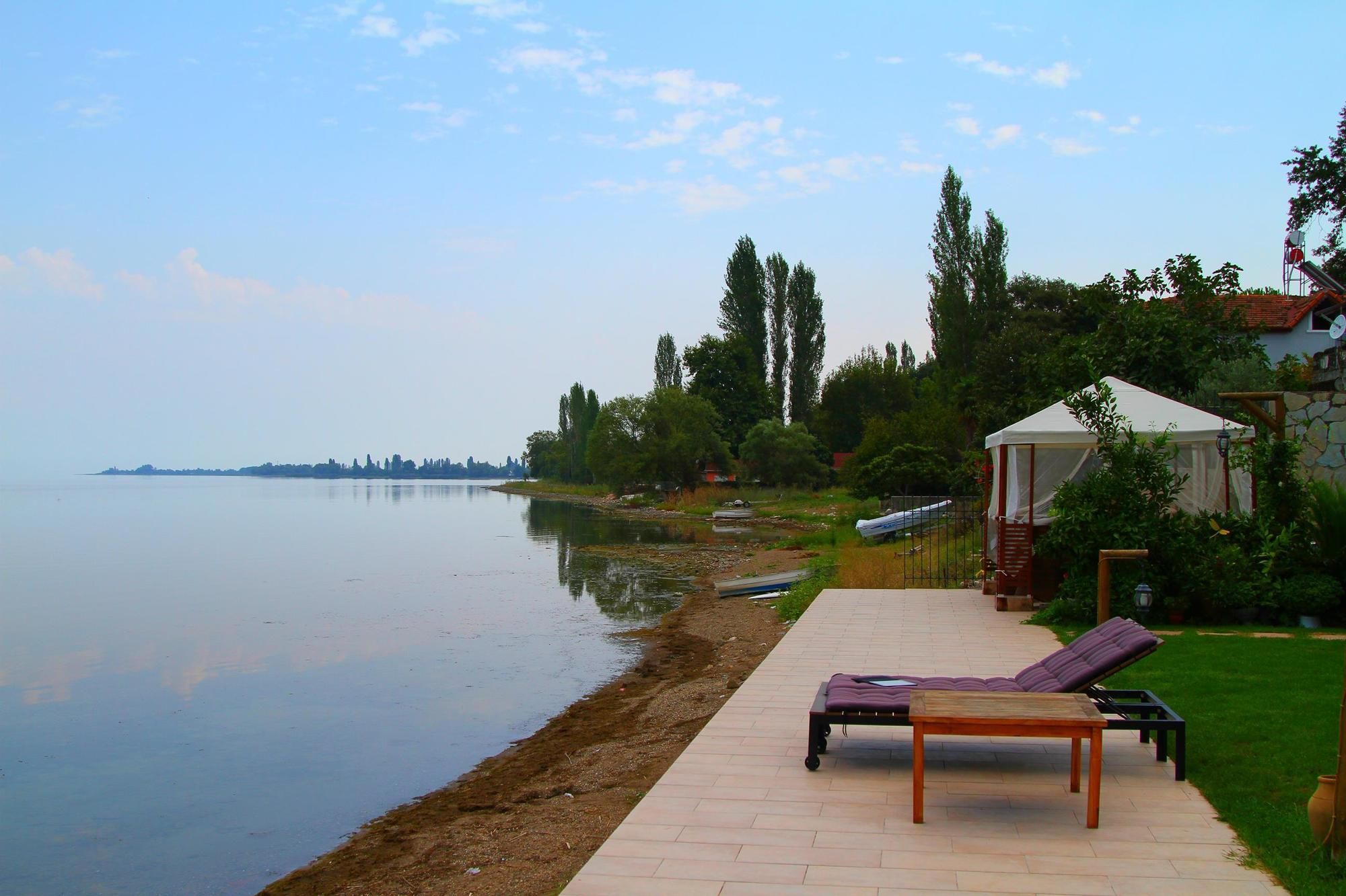 Villa Lake Paradise