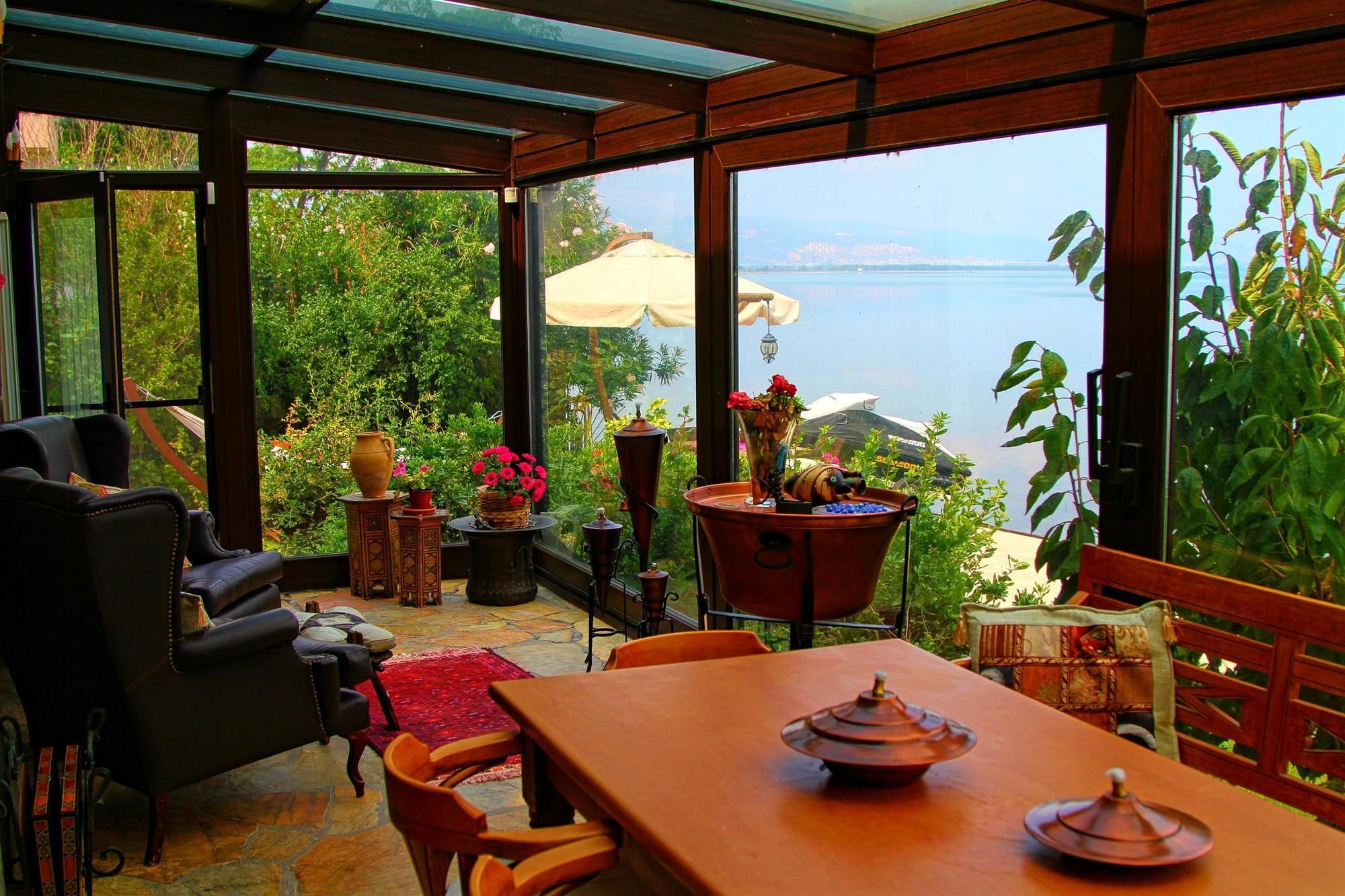 Villa Lake Paradise