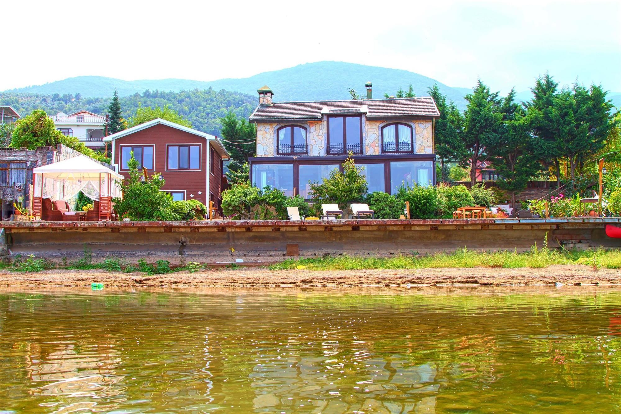Villa Lake Paradise