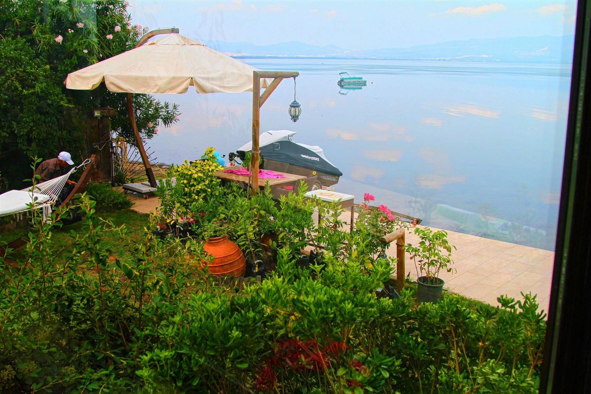 Villa Lake Paradise