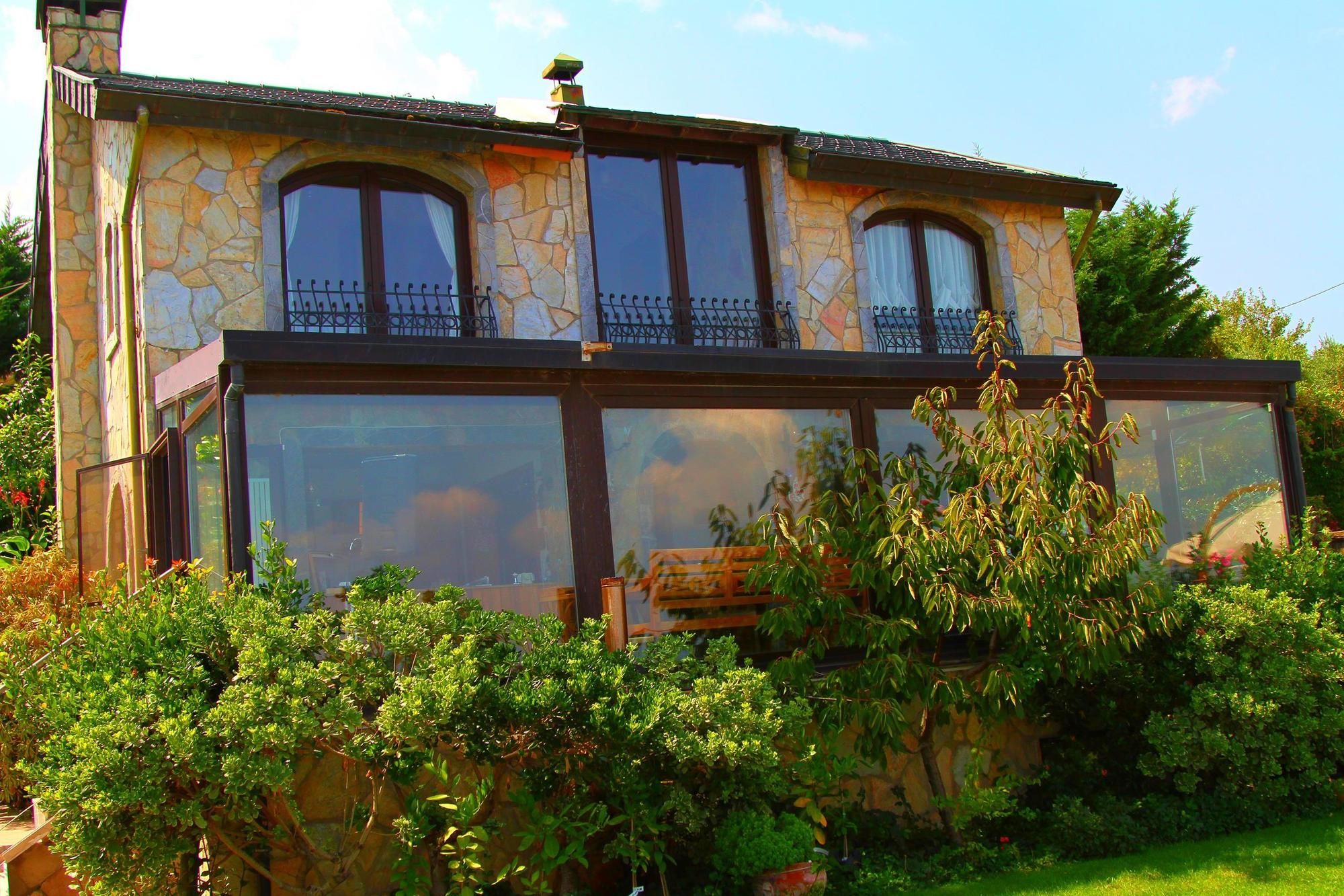 Villa Lake Paradise