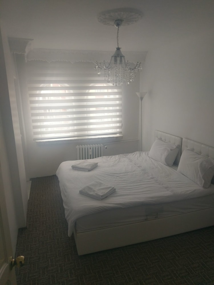 White Suite & Apartments