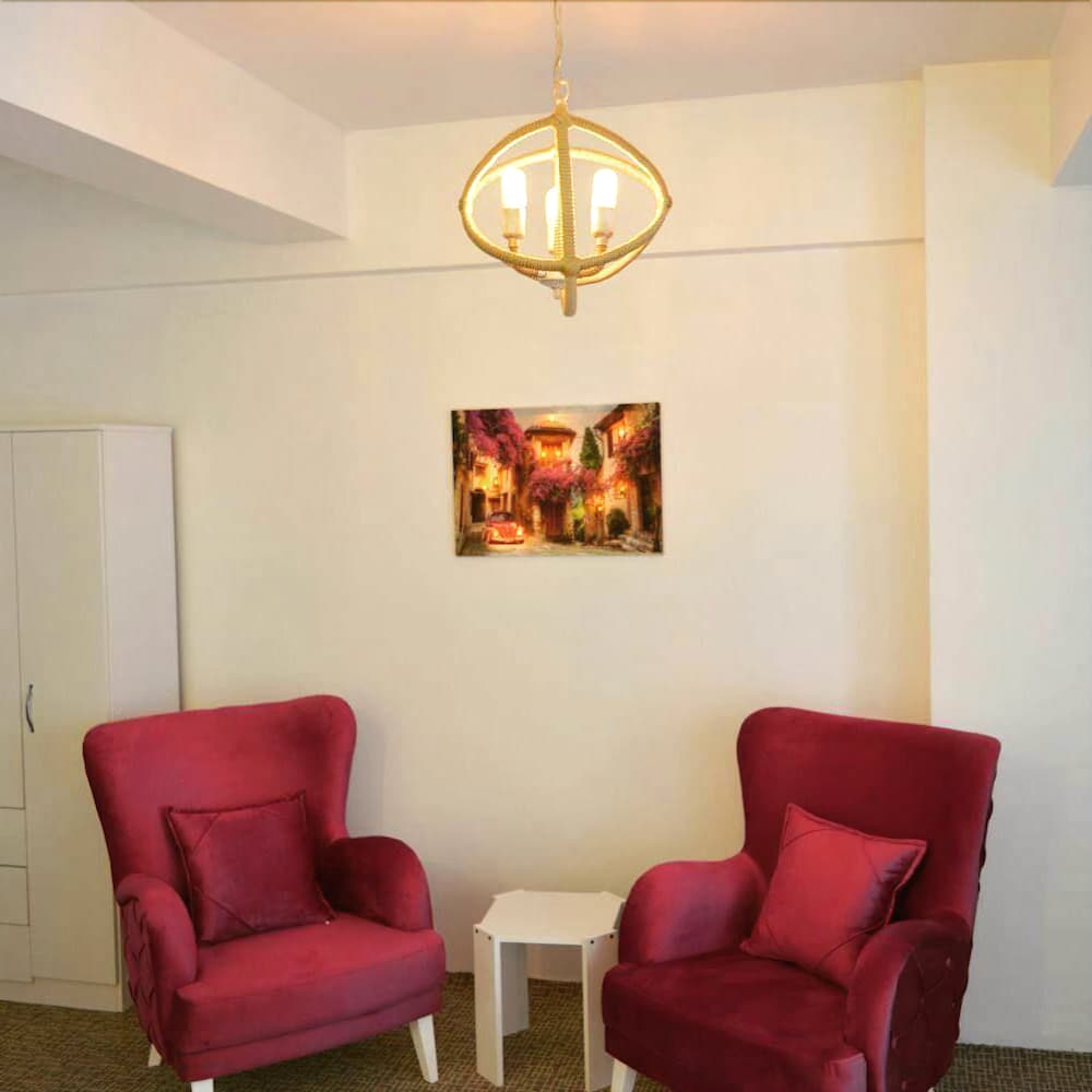 White Suite & Apartments