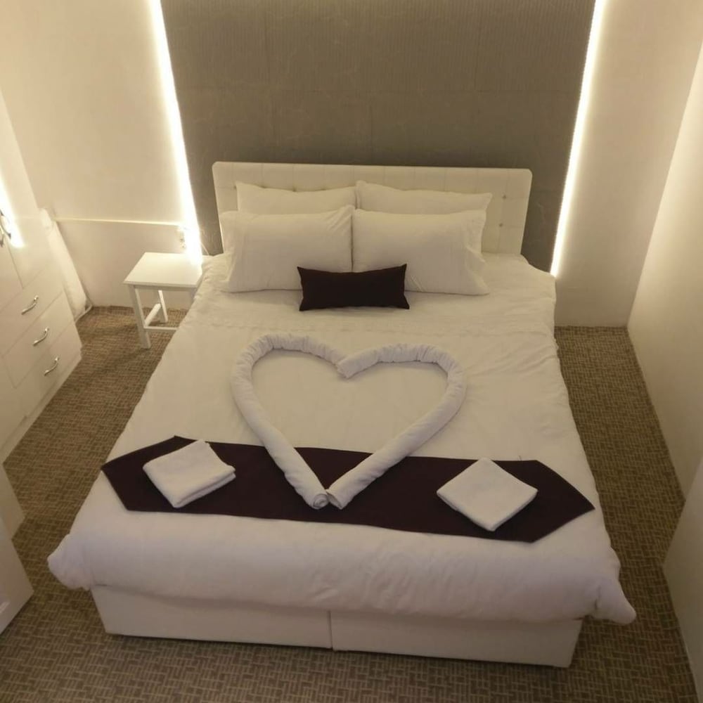 White Suite & Apartments