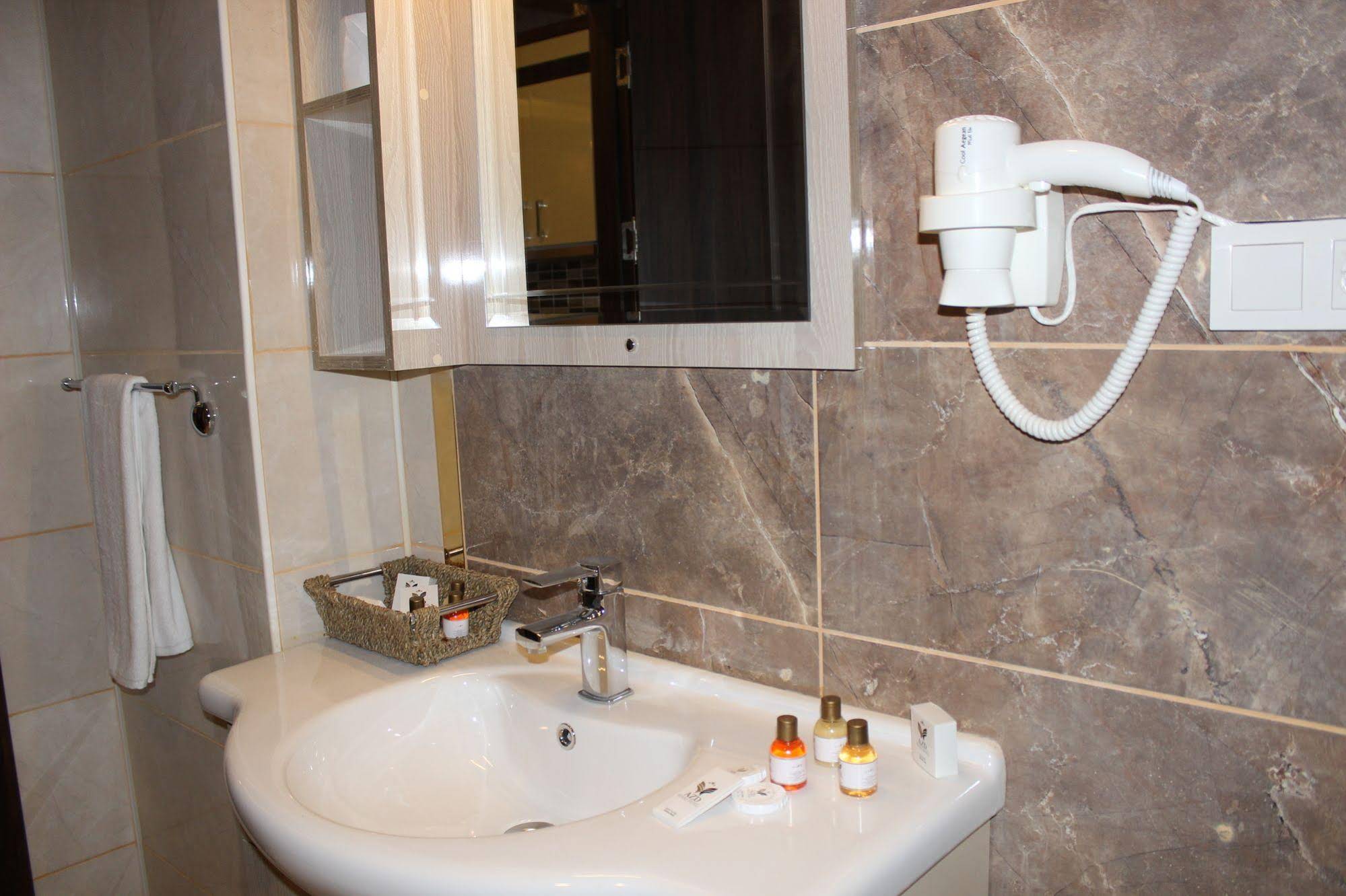 Azd House Hotel