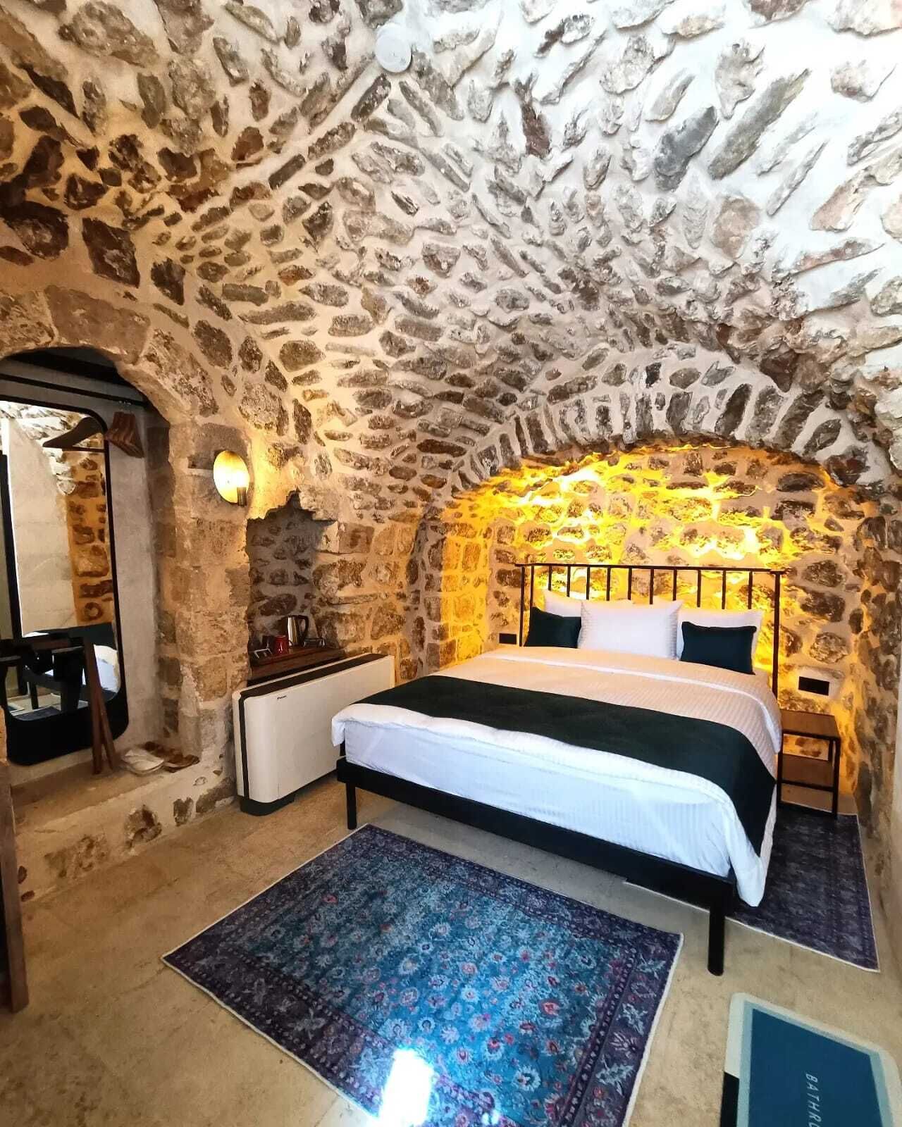 Tugmaner Small House Ajar