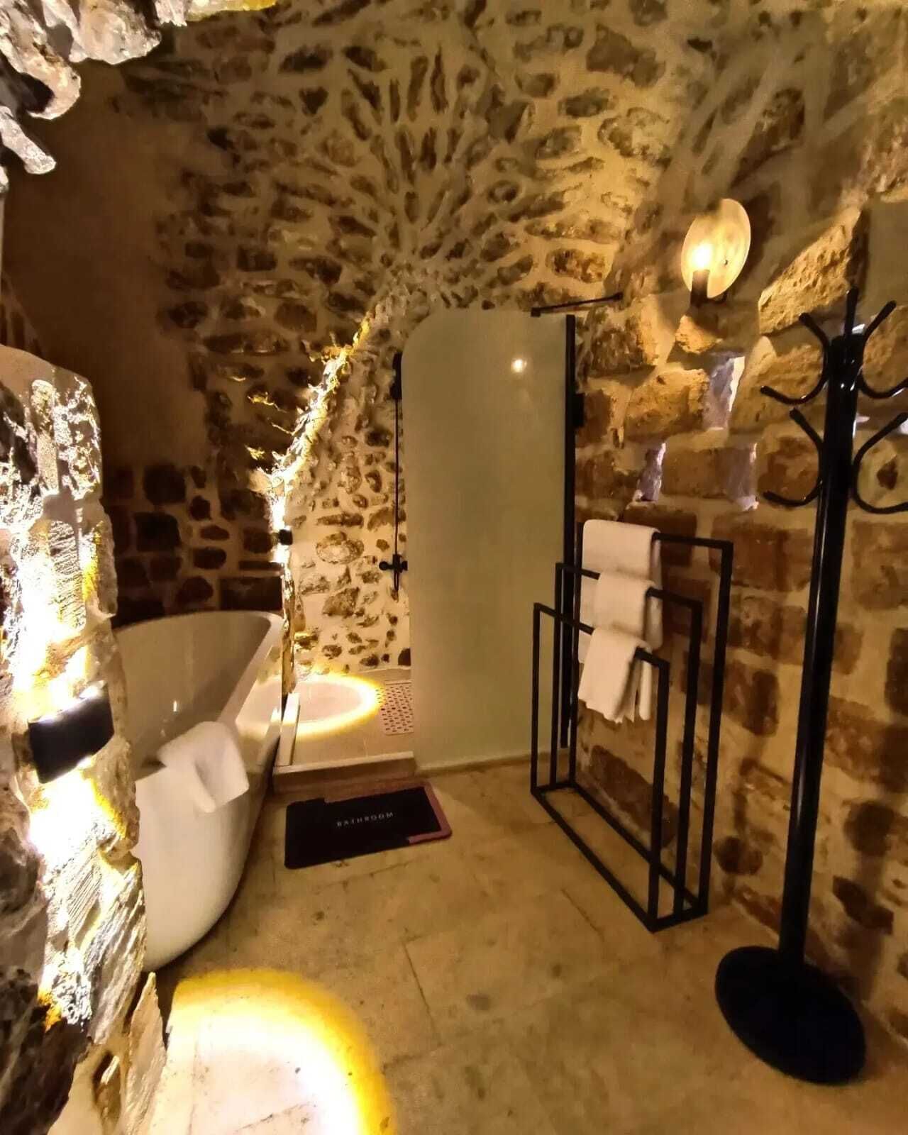 Tugmaner Small House Ajar