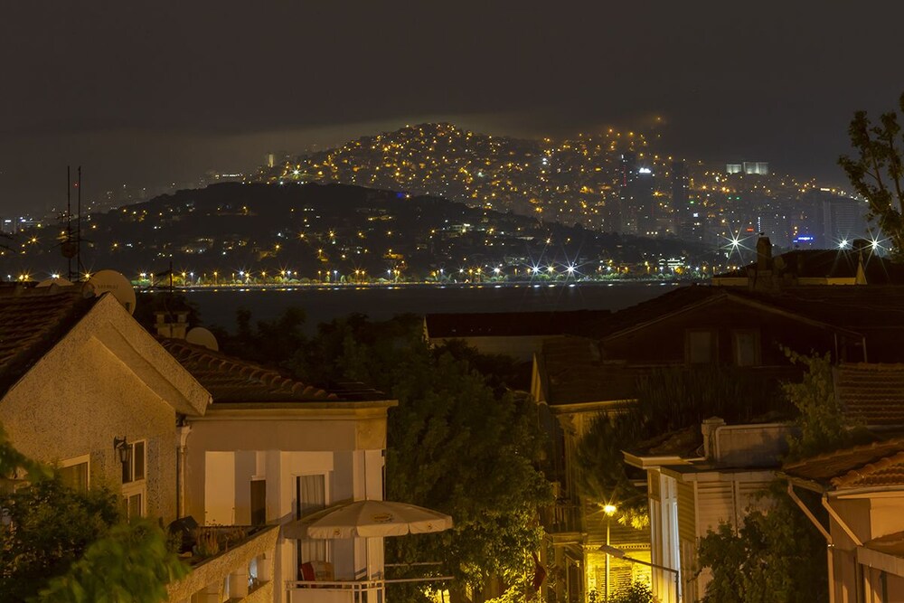 No2 Hotel by Sükrü