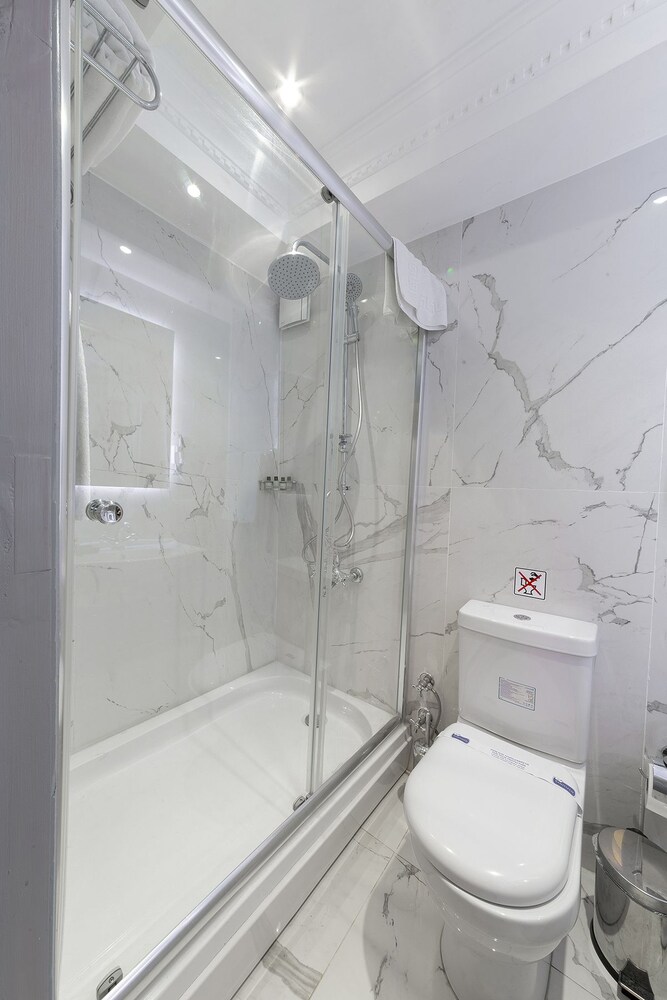 No2 Hotel by Sükrü