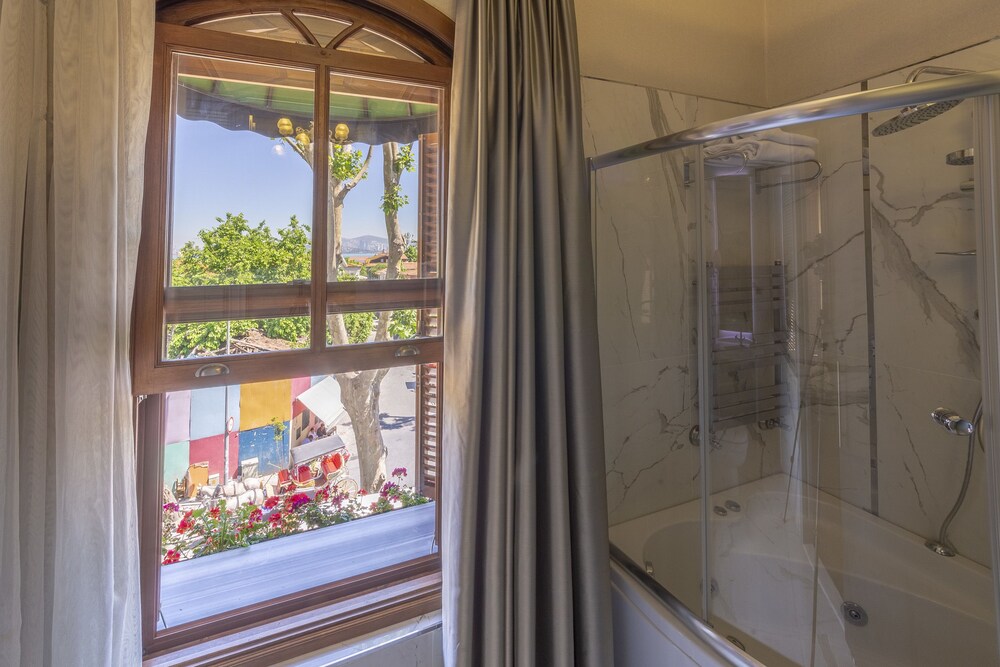 No2 Hotel by Sükrü