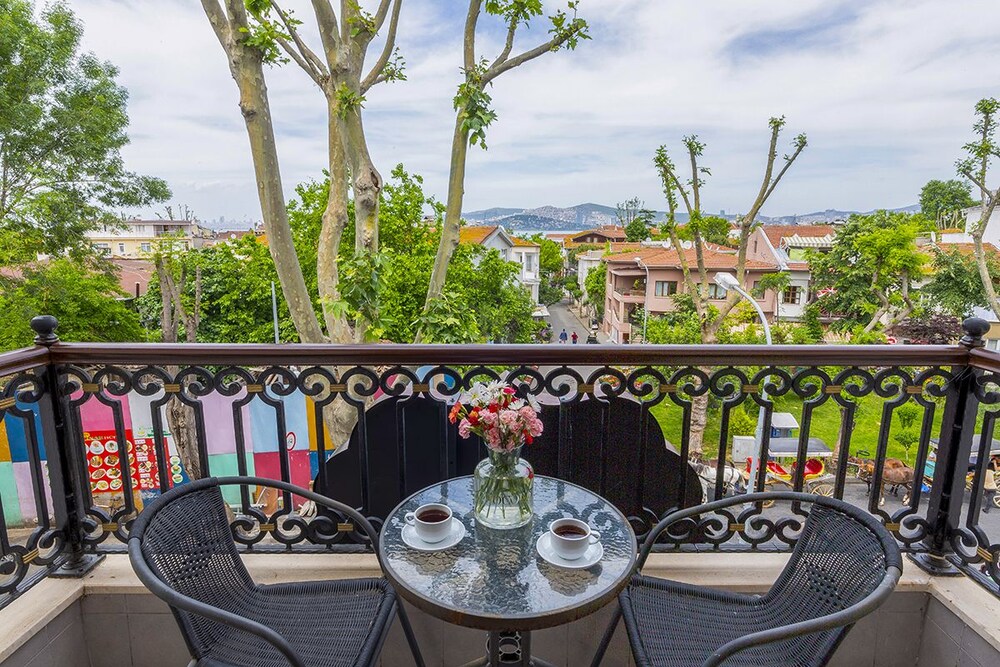 No2 Hotel by Sükrü