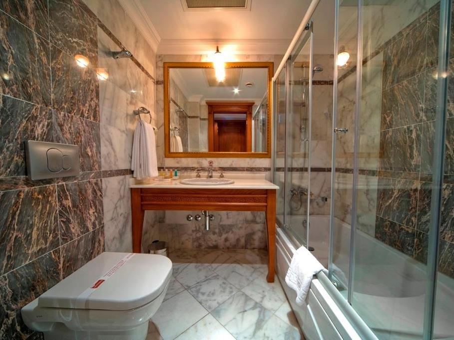 Acra Hotel